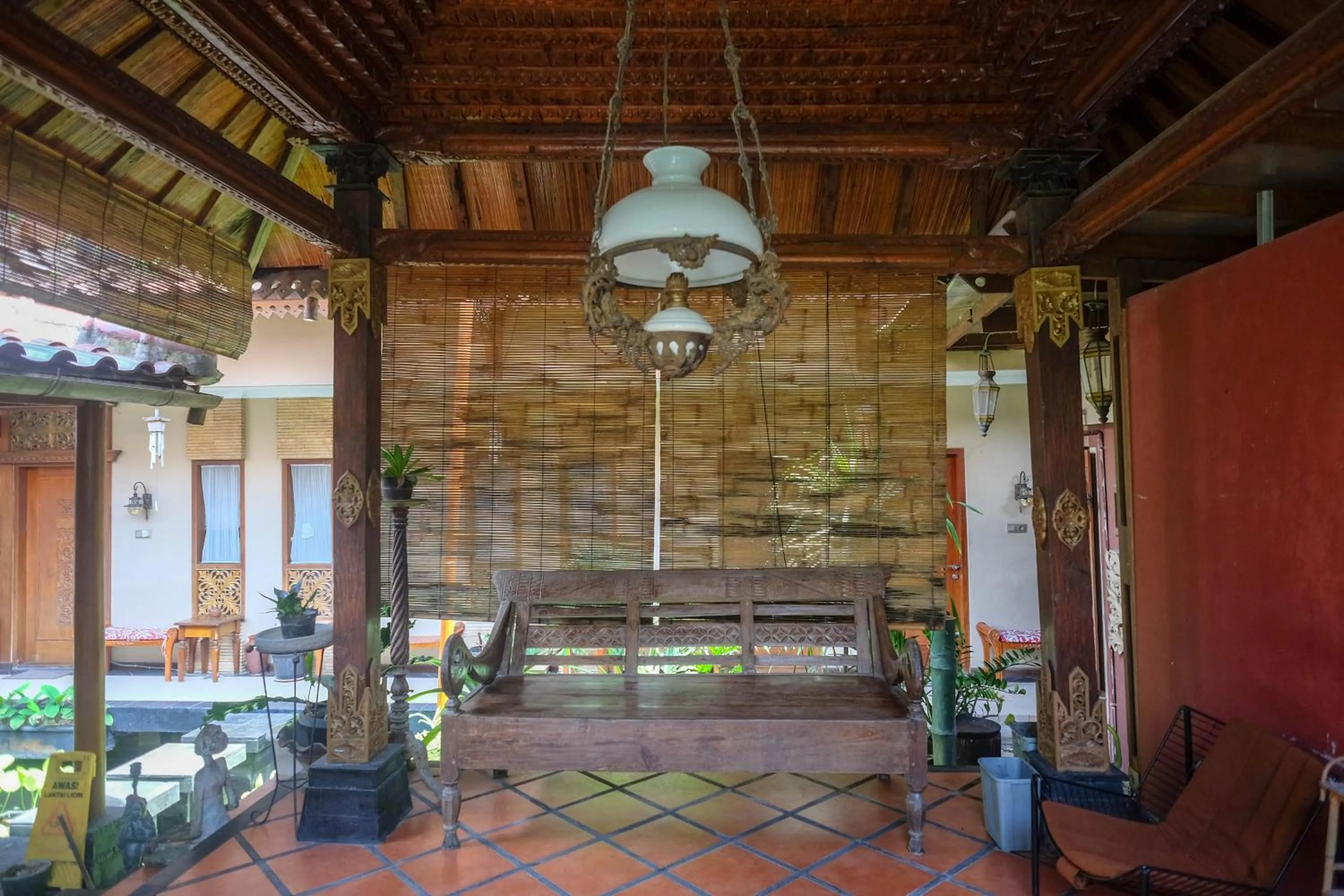 Seating area in Urbanview Omah Eka Santi by RedDoorz