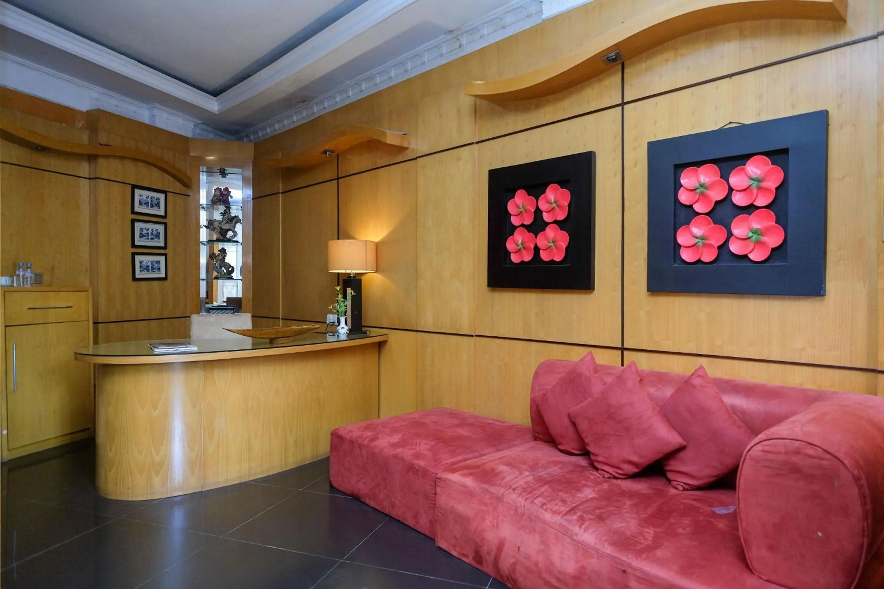 Seating area in Urbanview Omah Eka Santi by RedDoorz