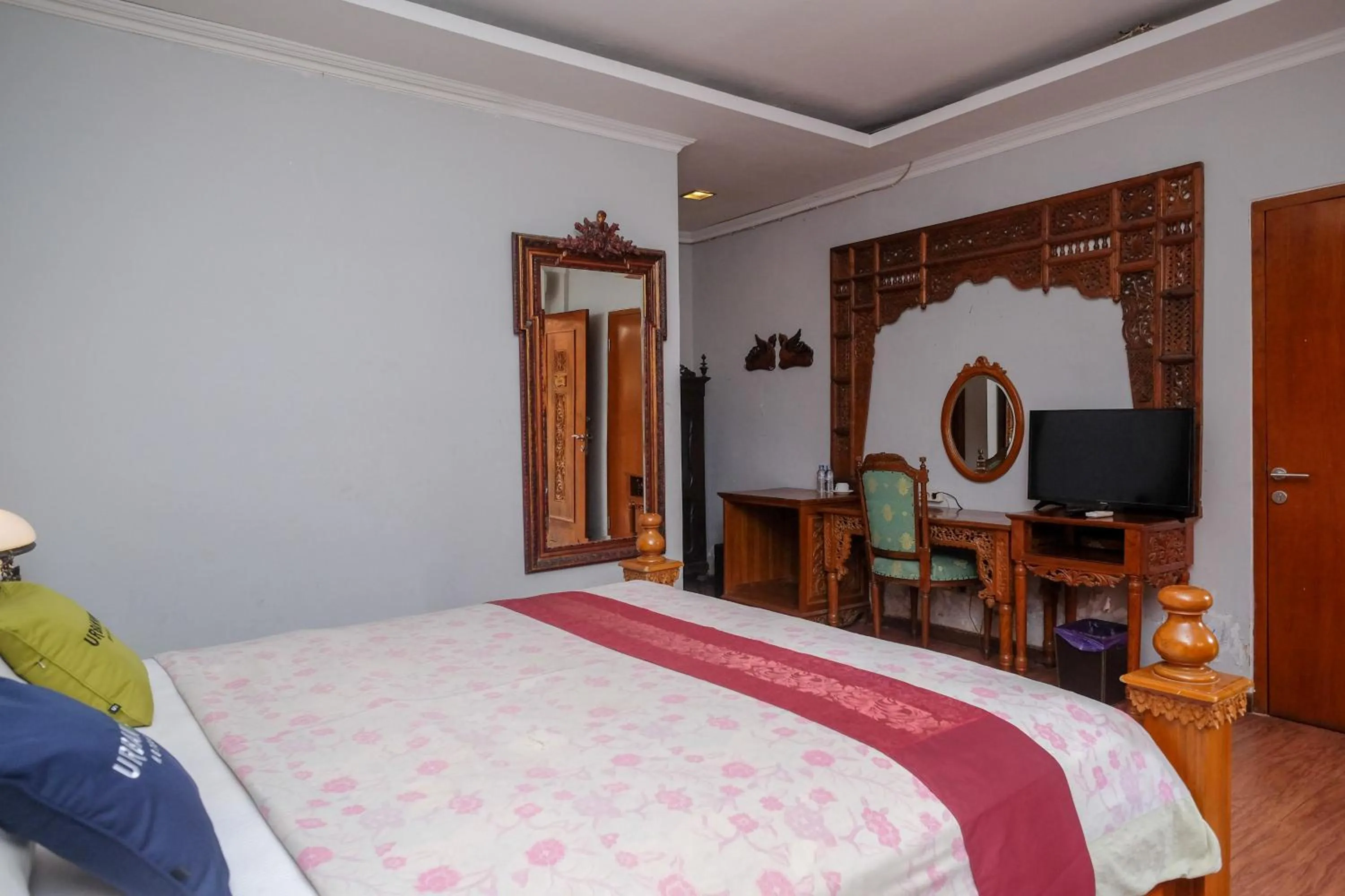 Bedroom, Bed in Urbanview Omah Eka Santi by RedDoorz