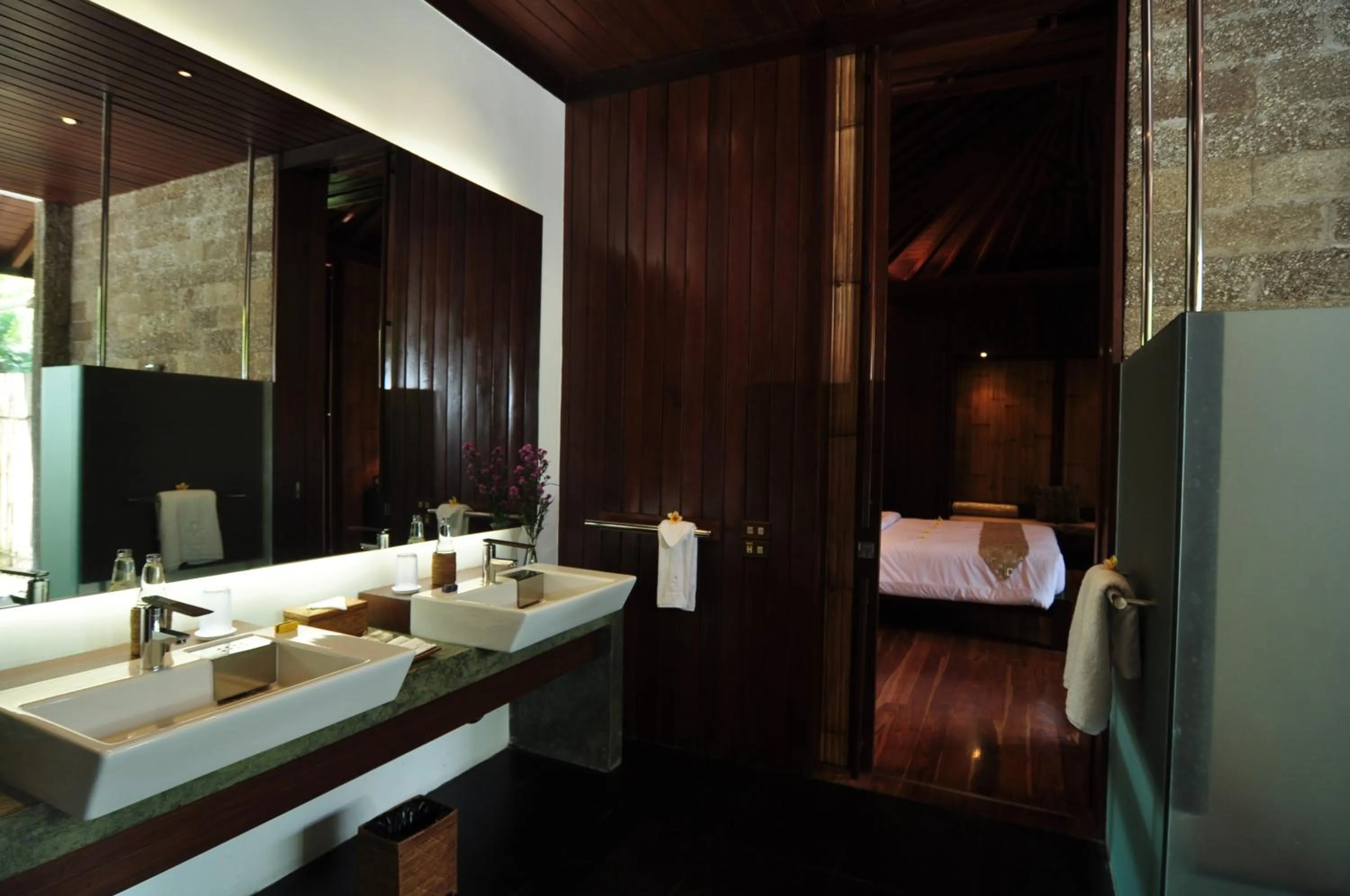 Bathroom, Bed in Anginsepoi