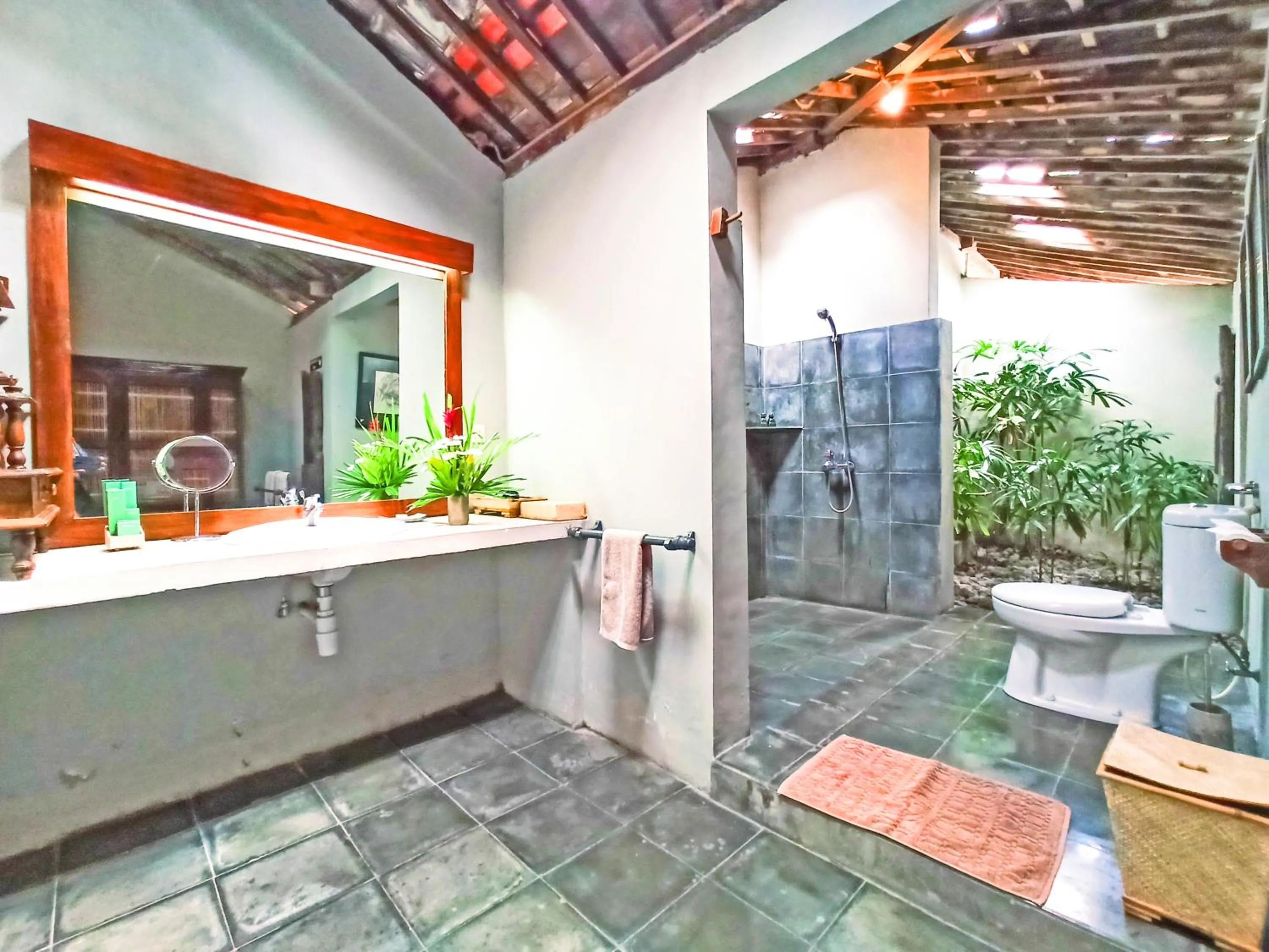 Bathroom in D'omah Yogya Hotel