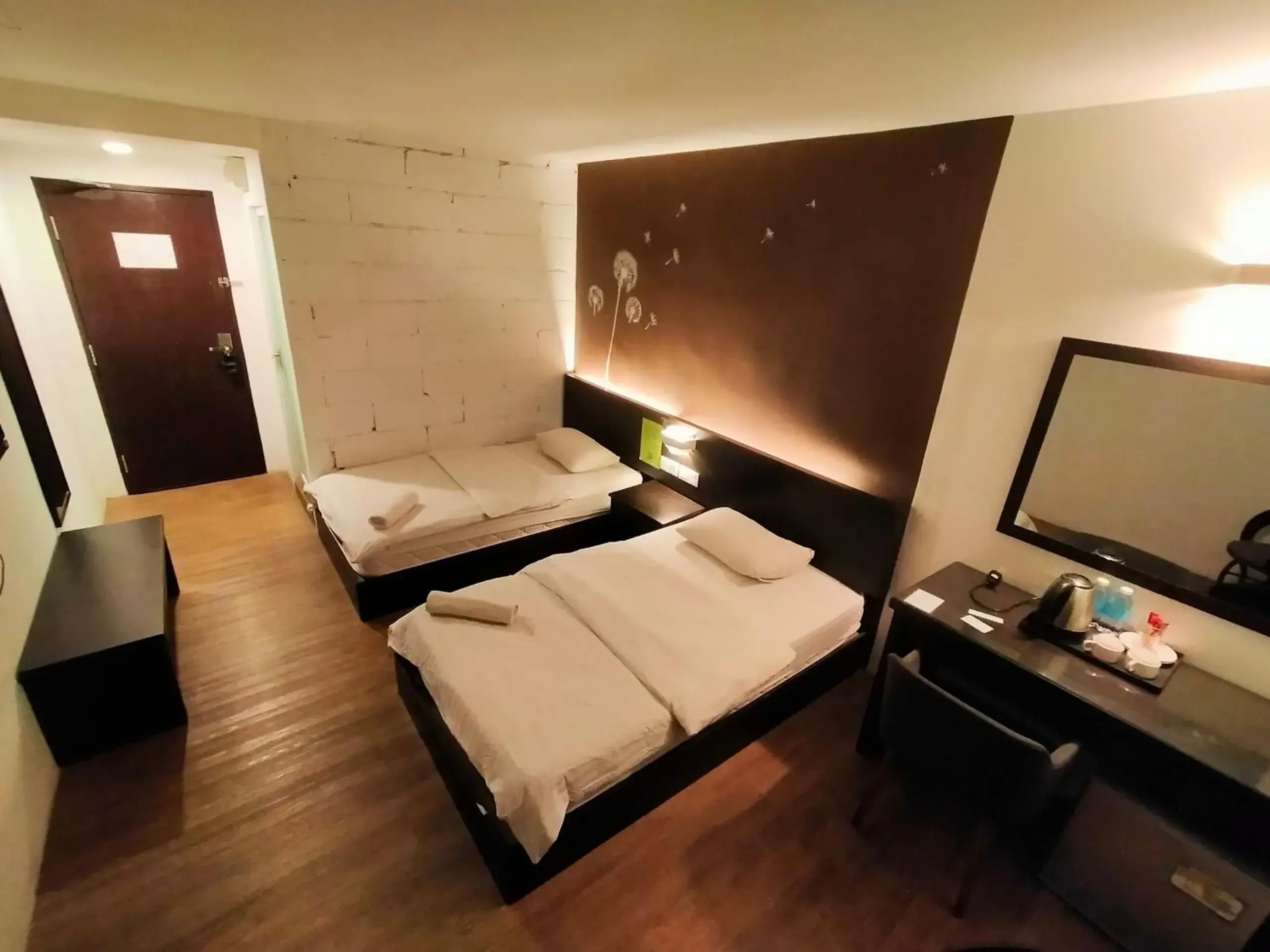 Deluxe Twin with Window in The Grace Hotel Deluxe Twin with Window in The Grace Hotel