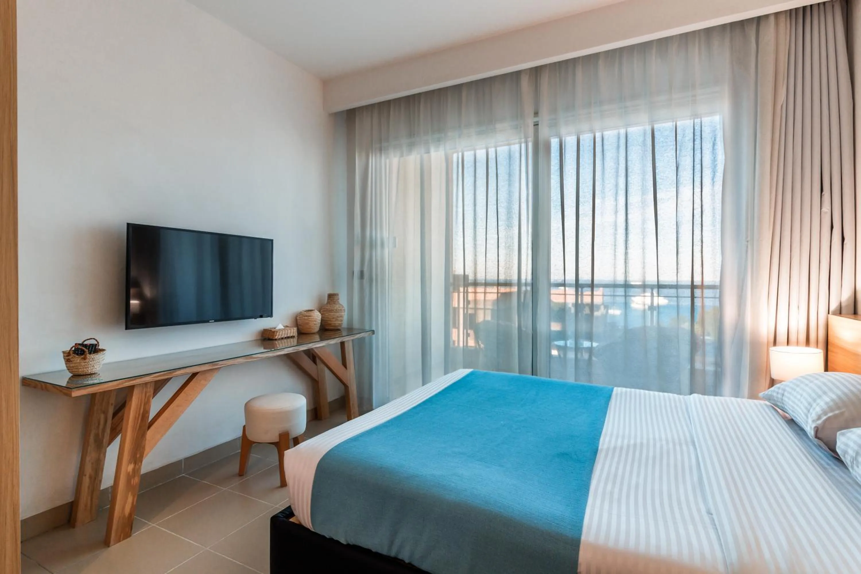 Property building, Bed in Redcon Suites