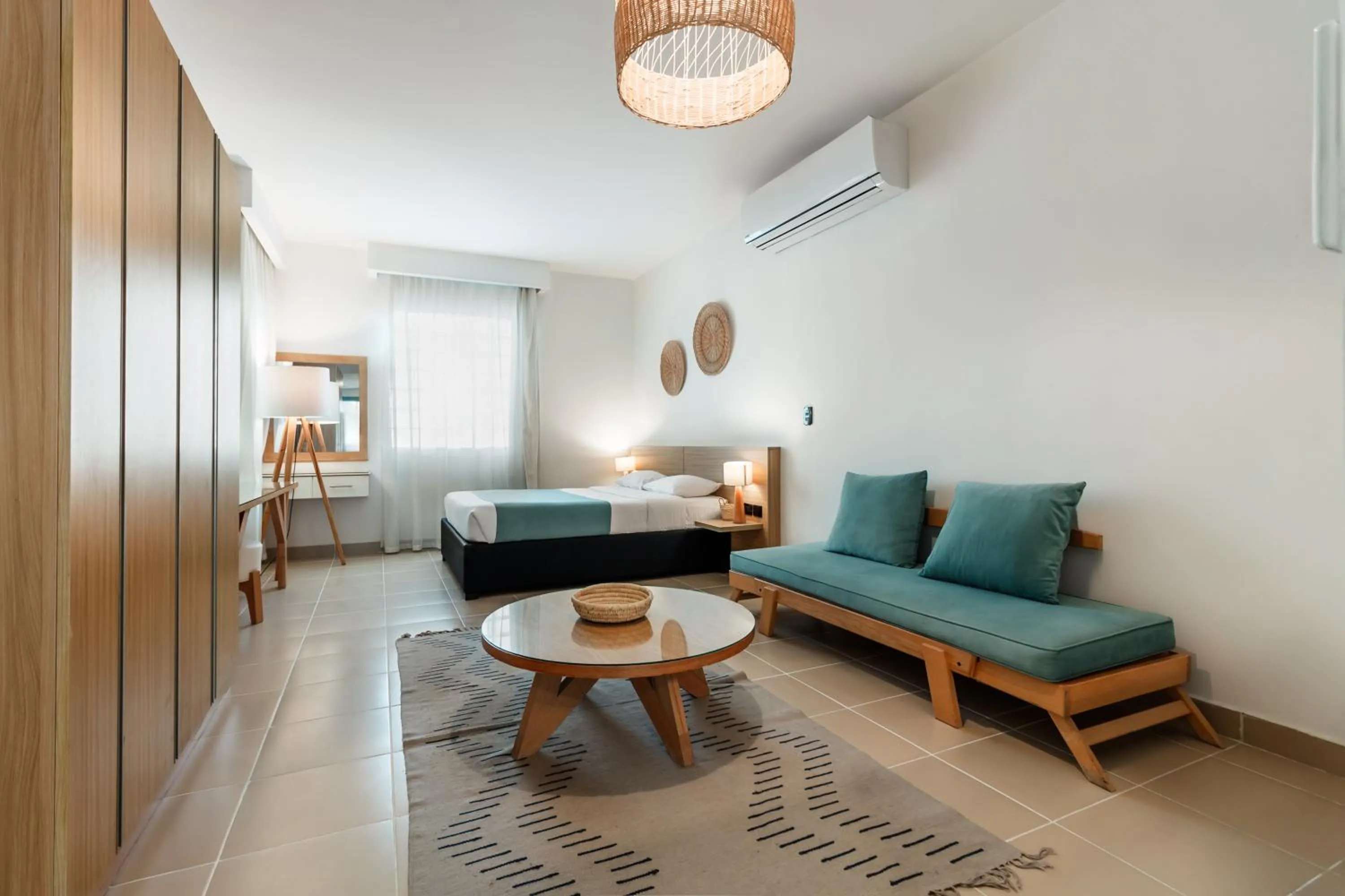 Living room, Bed in Redcon Suites