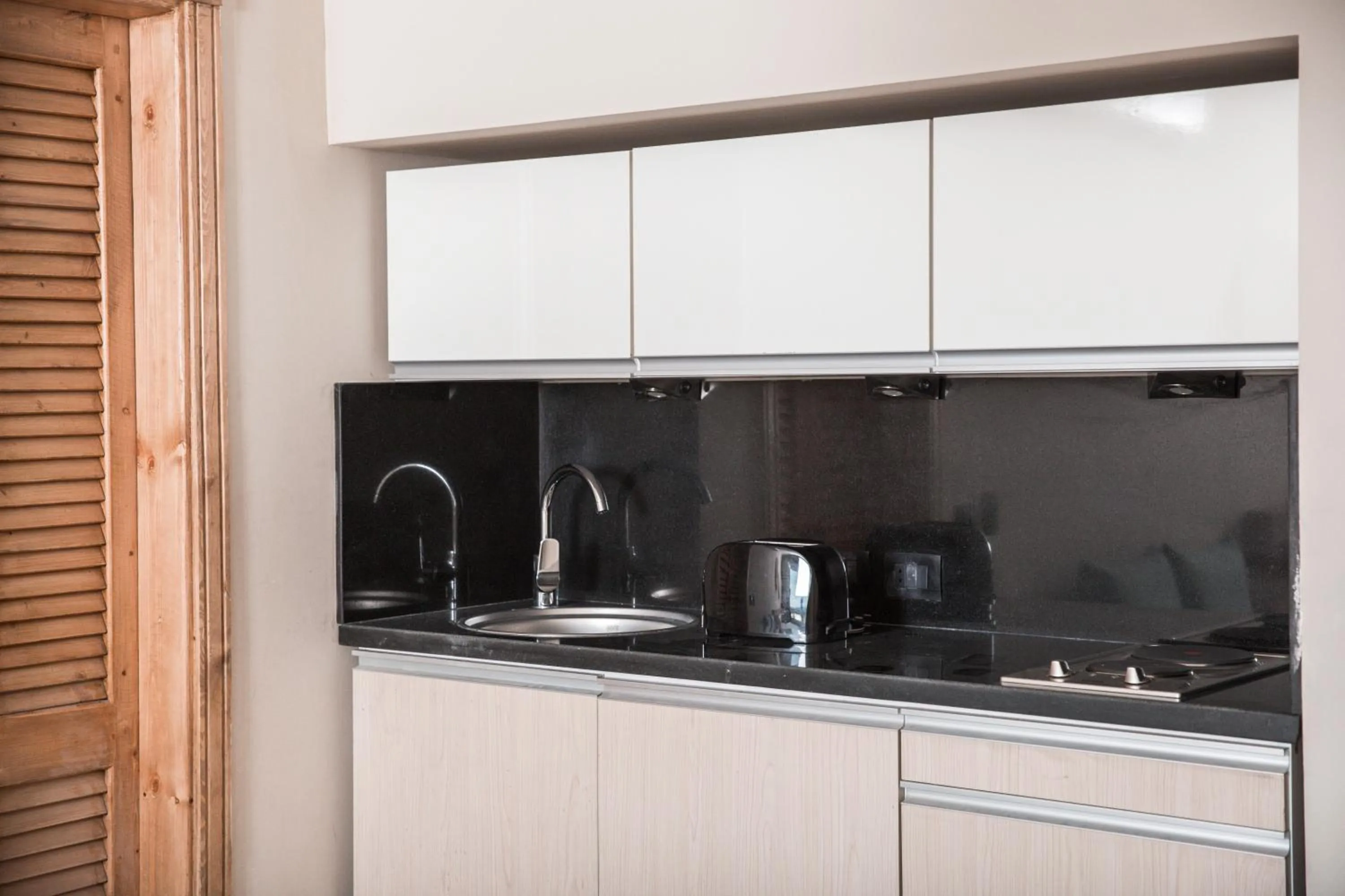 Kitchen or kitchenette in Redcon Suites