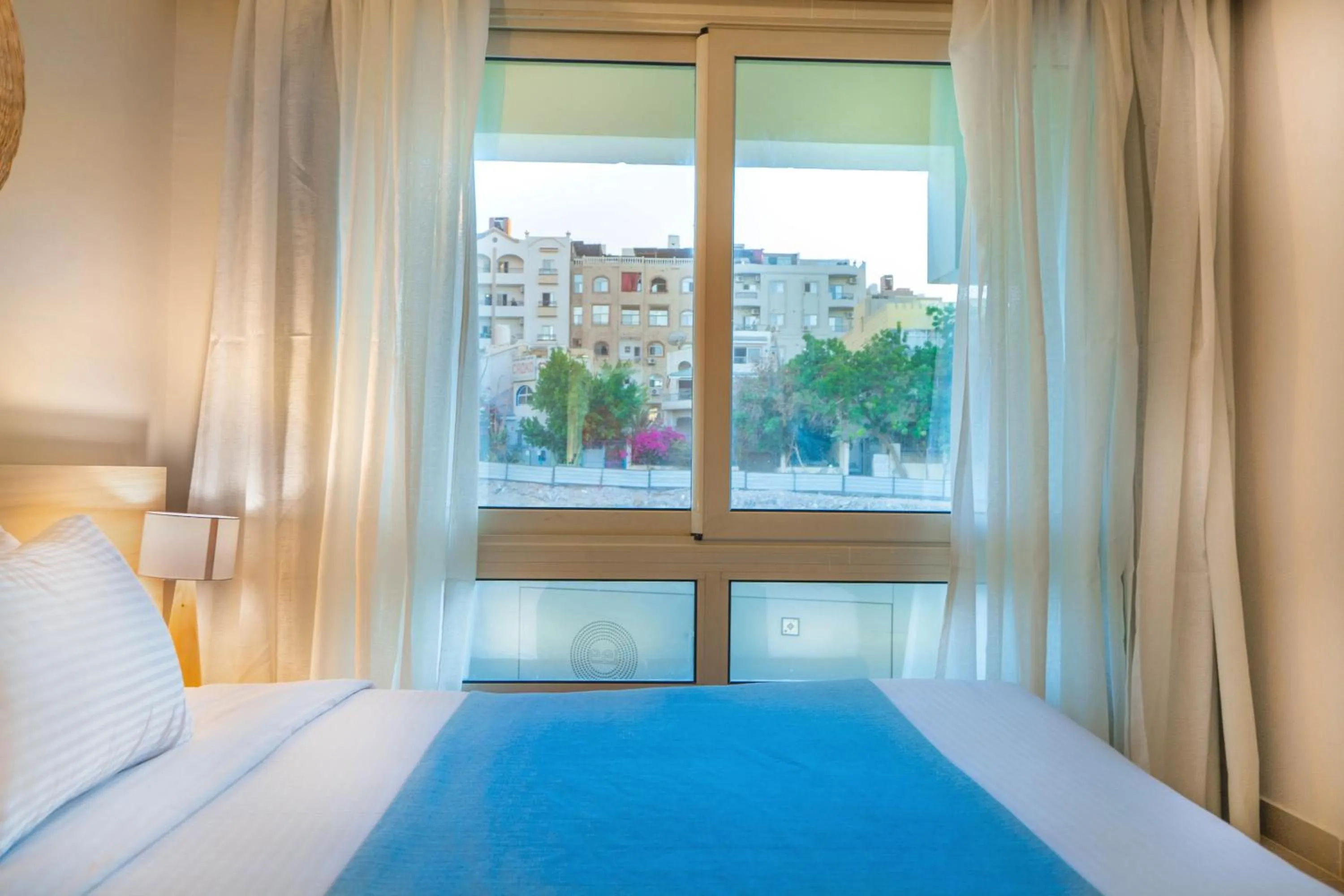 Coffee/tea facilities, Bed in Redcon Suites