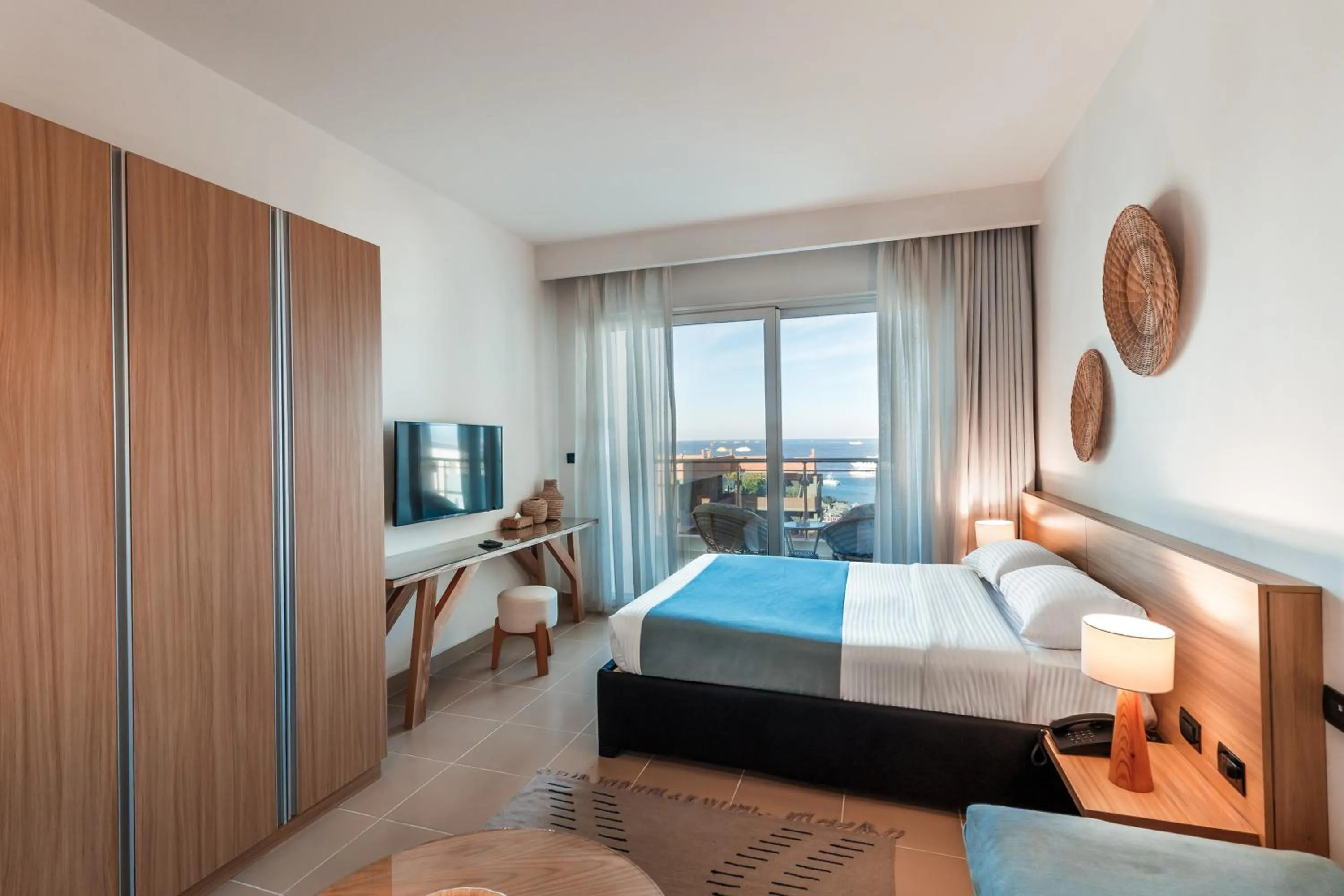 Seating area, Bed in Redcon Suites