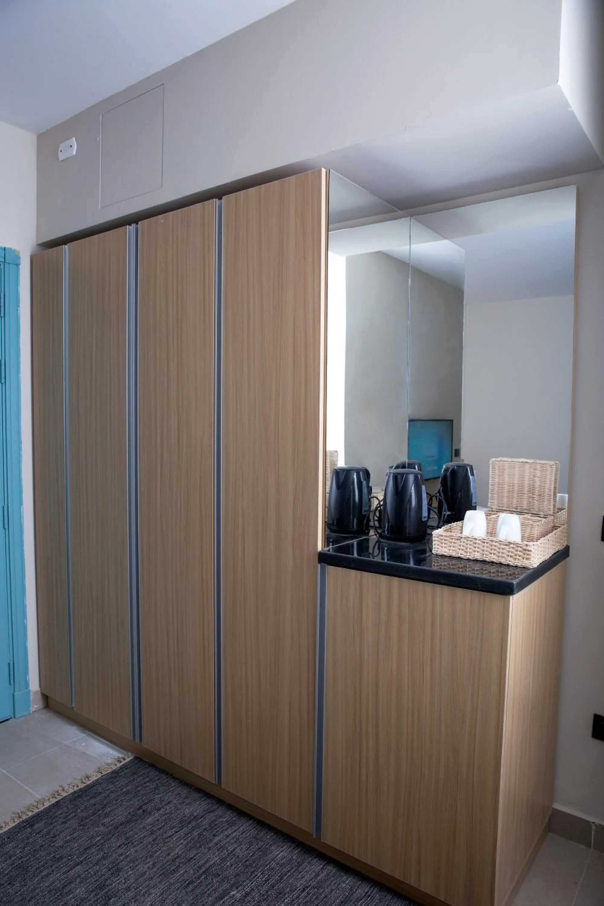 Coffee/tea facilities in Redcon Suites