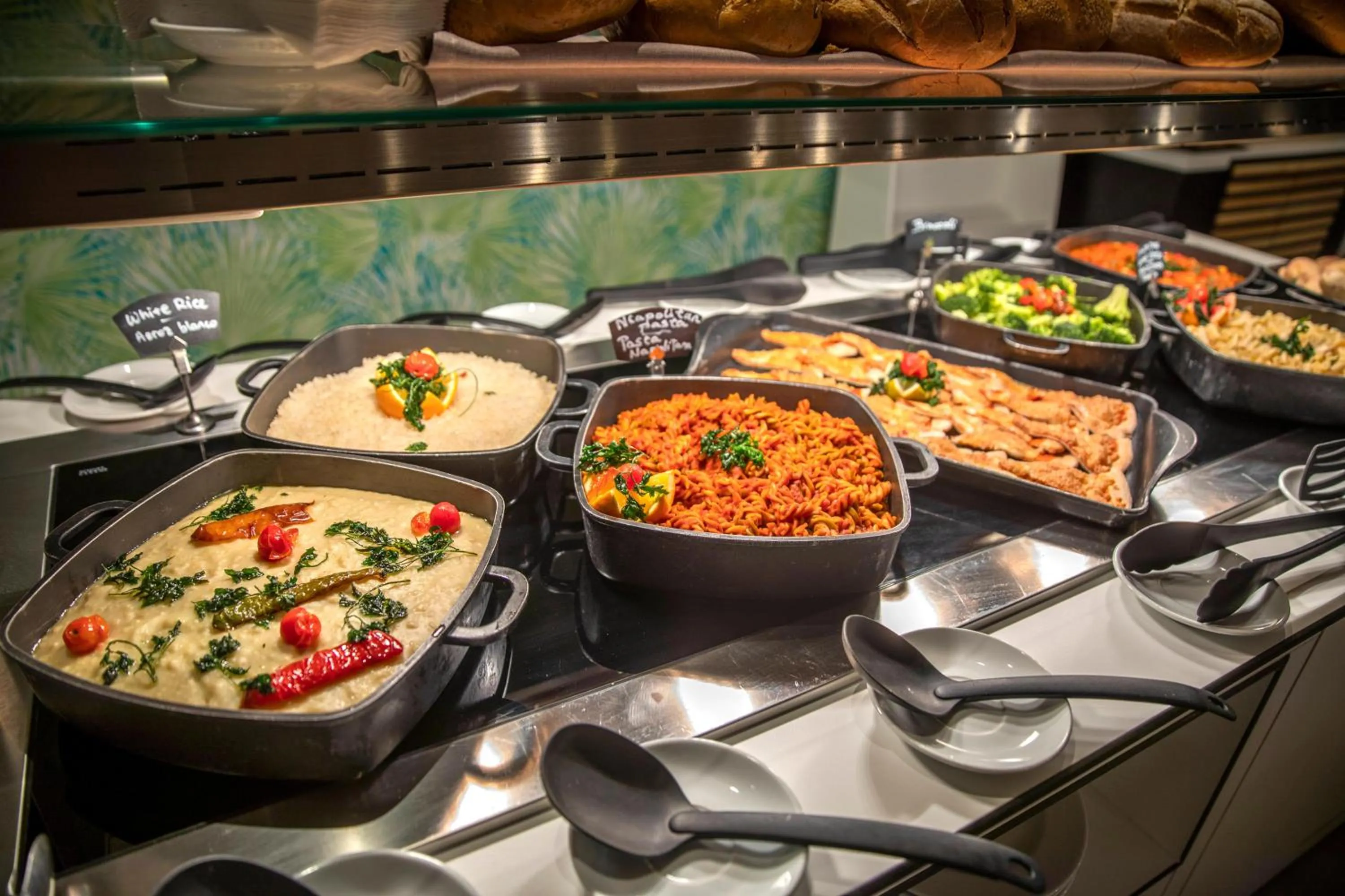 Restaurant/places to eat in Oasis Lanz Beach Mate