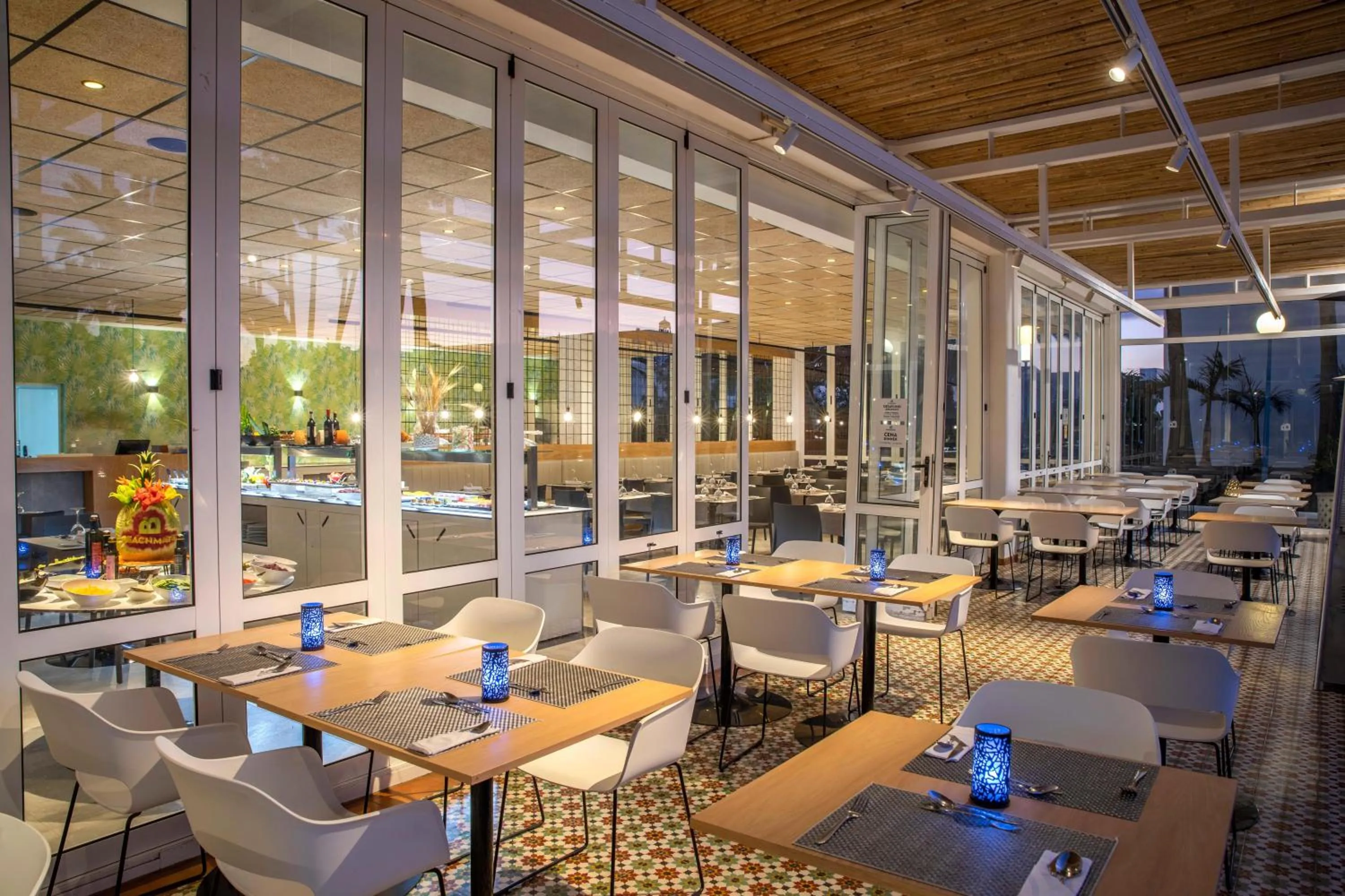 Restaurant/places to eat in Oasis Lanz Beach Mate