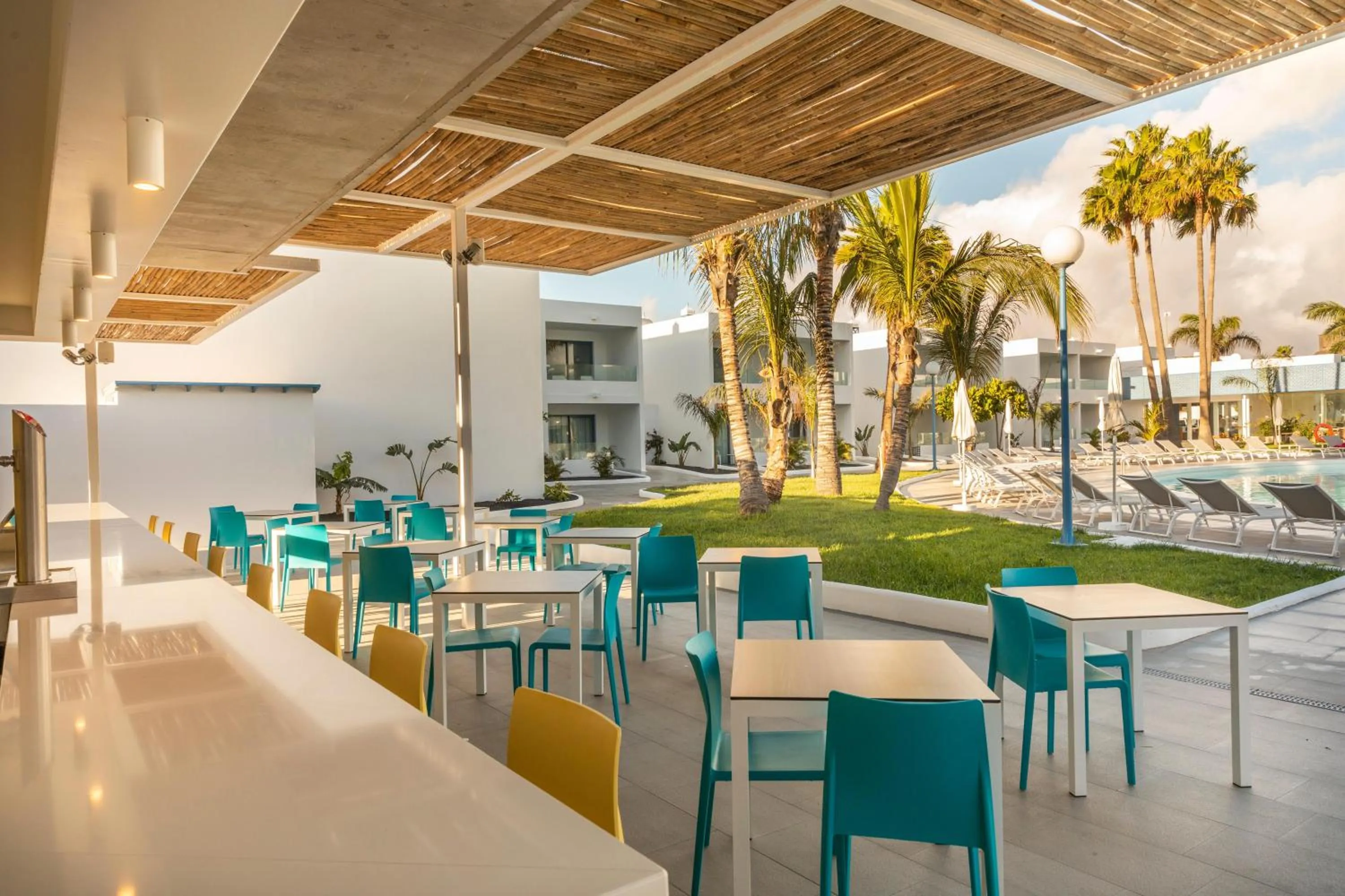 Lounge or bar in Oasis Lanz Beach Mate