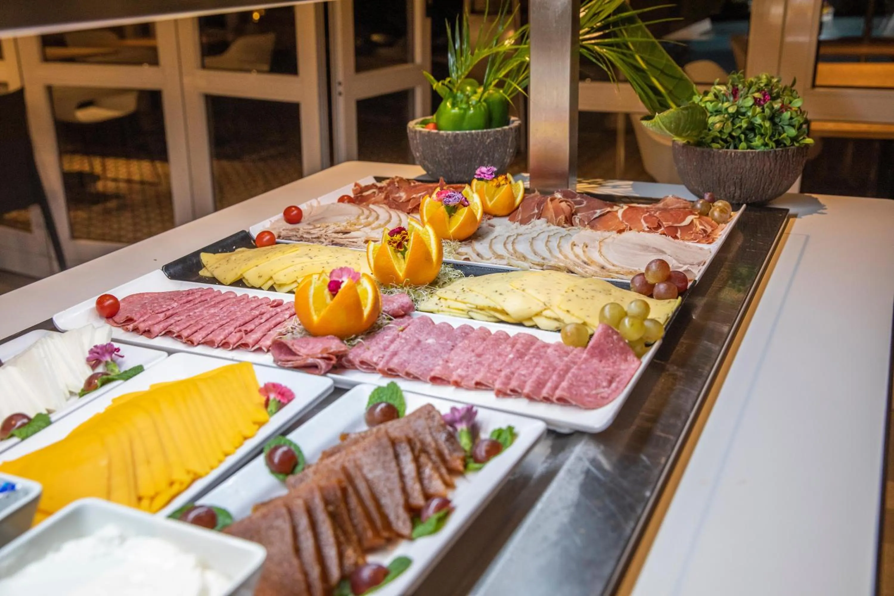 Restaurant/places to eat in Oasis Lanz Beach Mate