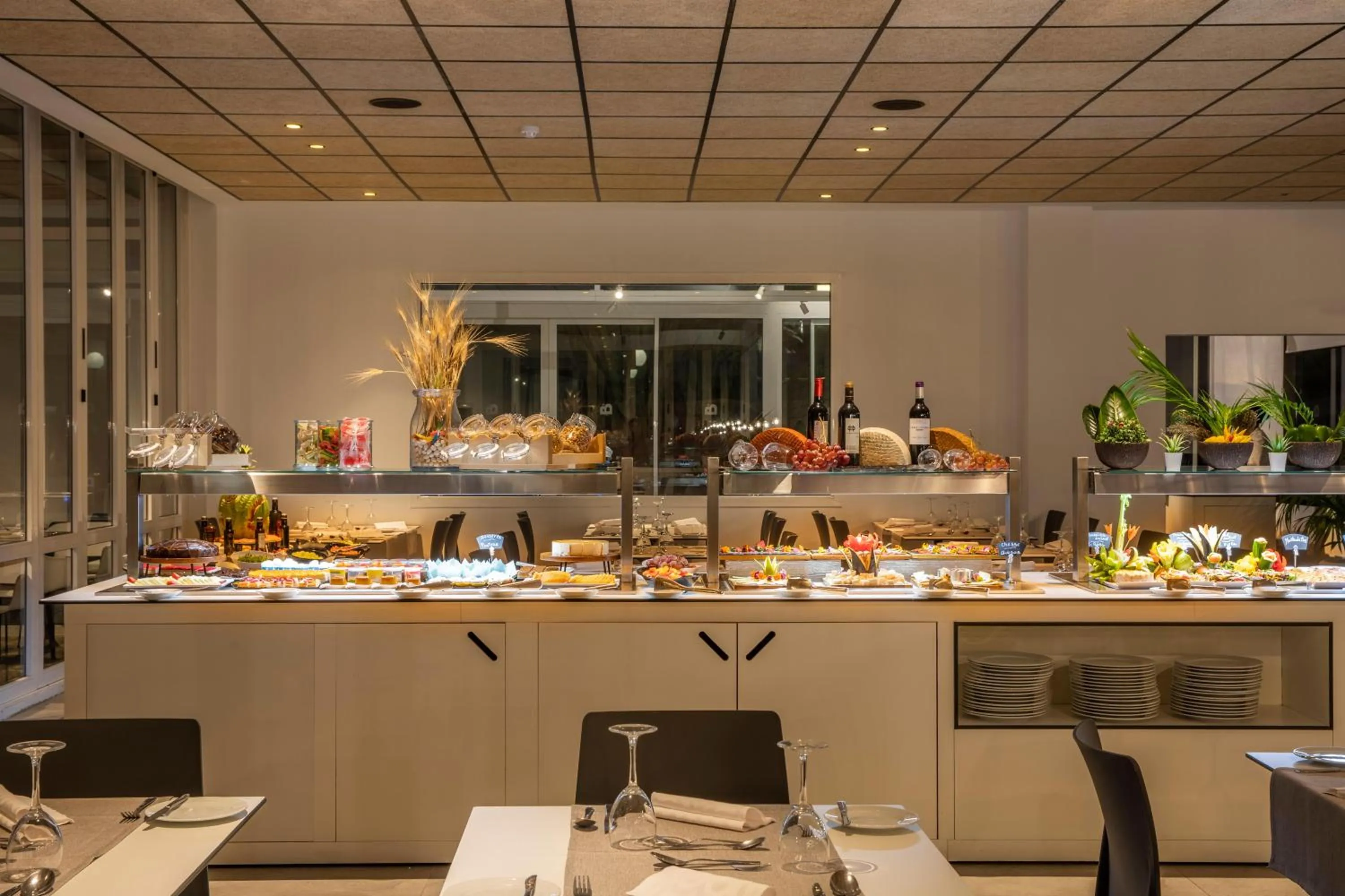 Restaurant/places to eat in Oasis Lanz Beach Mate