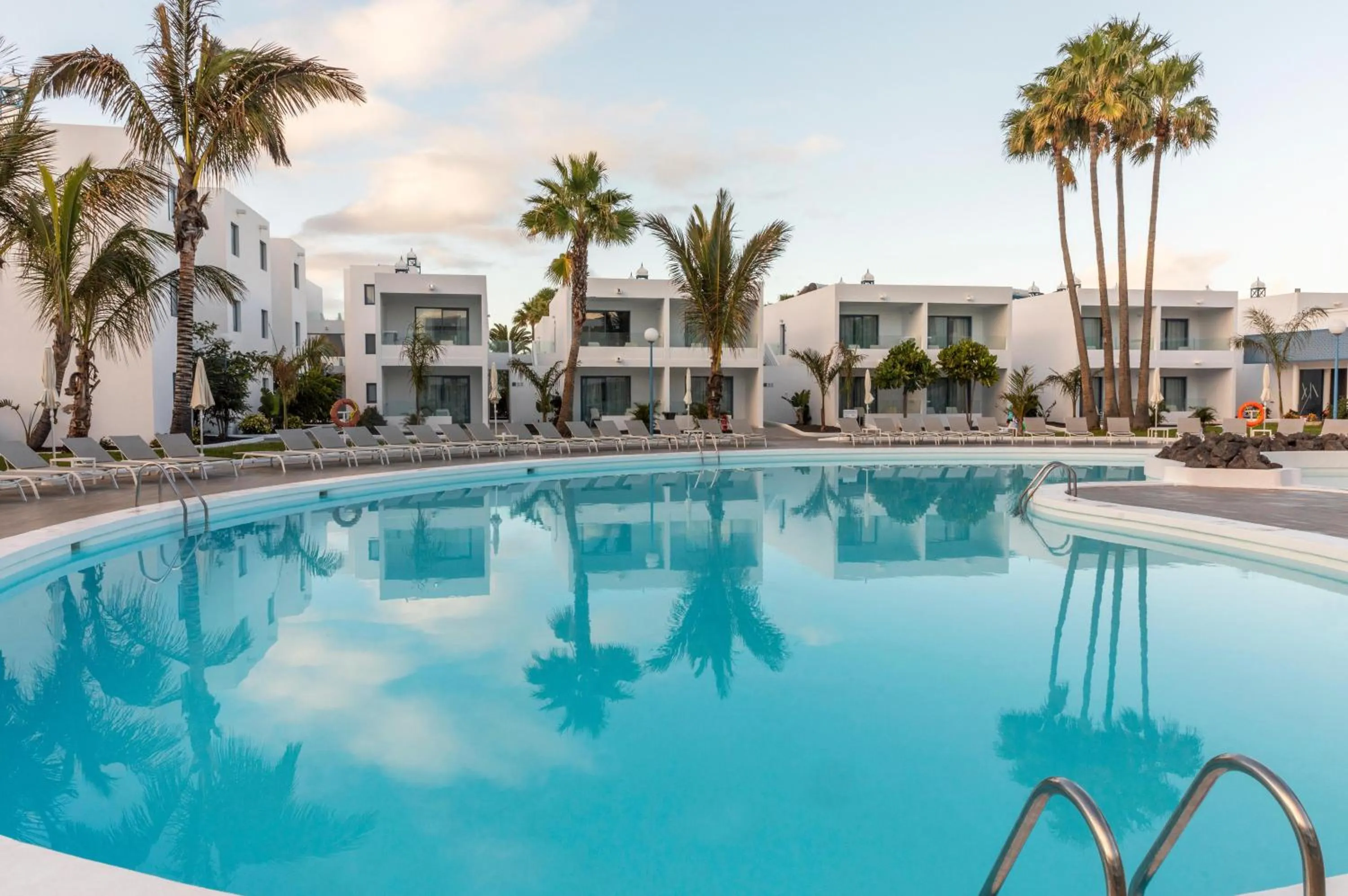 Swimming pool in Oasis Lanz Beach Mate