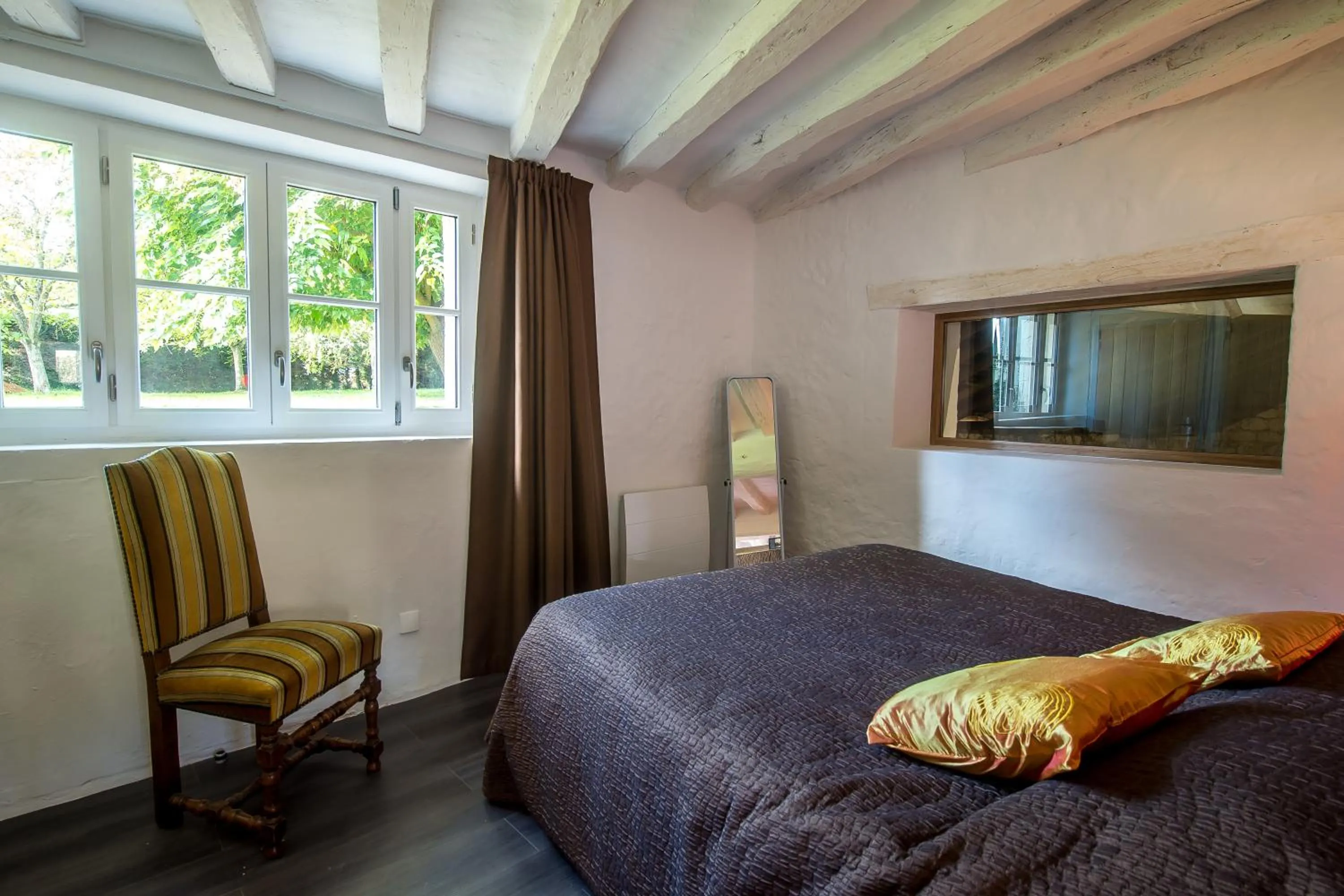 Photo of the whole room, Bed in En Rou Libre