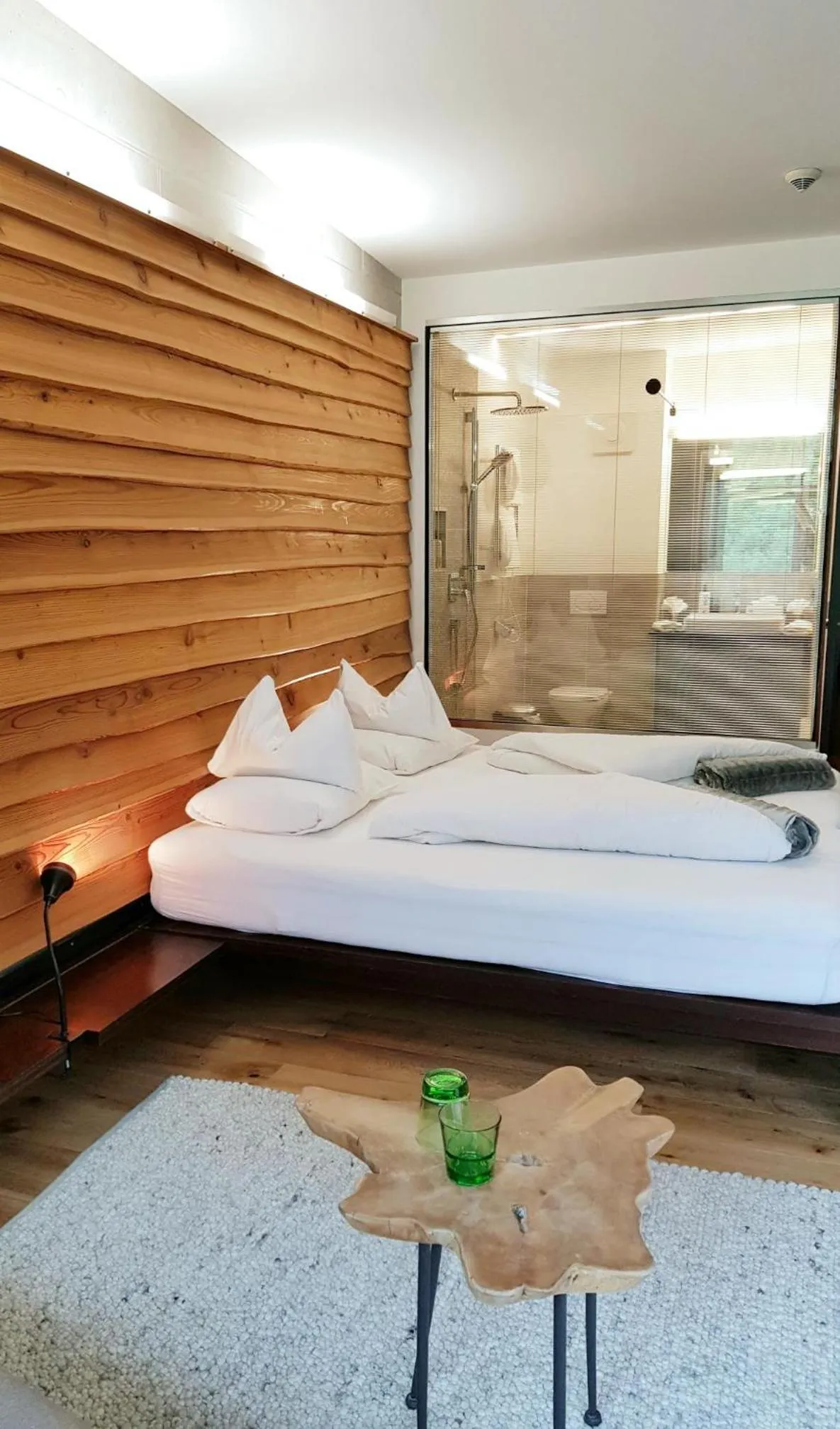 Shower, Bed in "Quality Hosts Arlberg" Hotel Lux Alpinae
