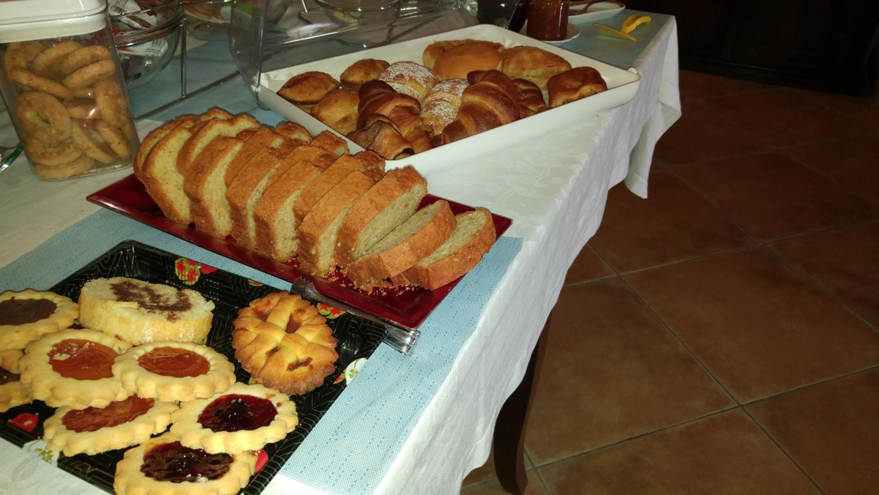 Buffet breakfast in Villa Papaleo B&B