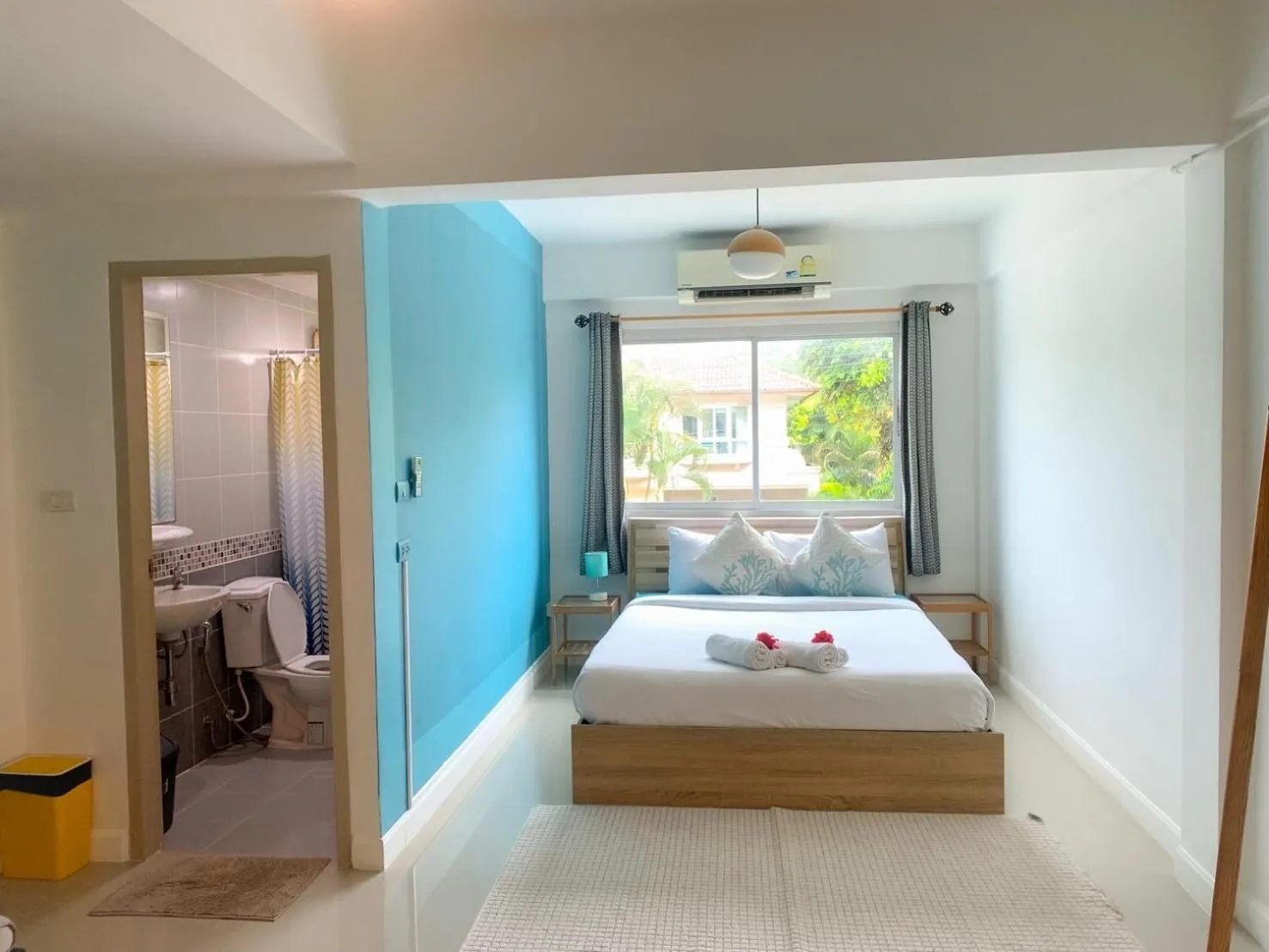 Photo of the whole room, Bed in Turtle Rooms