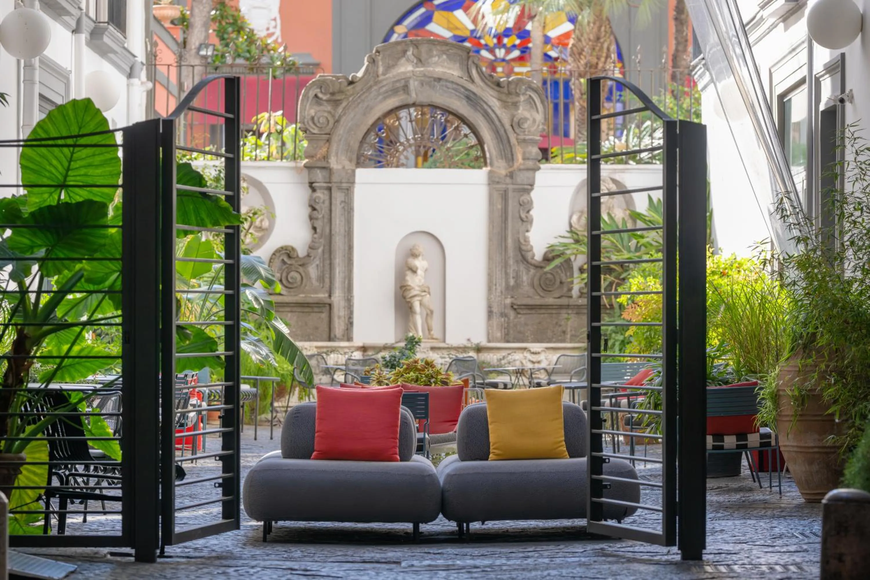 Inner courtyard view in Hotel Piazza Bellini & Apartments