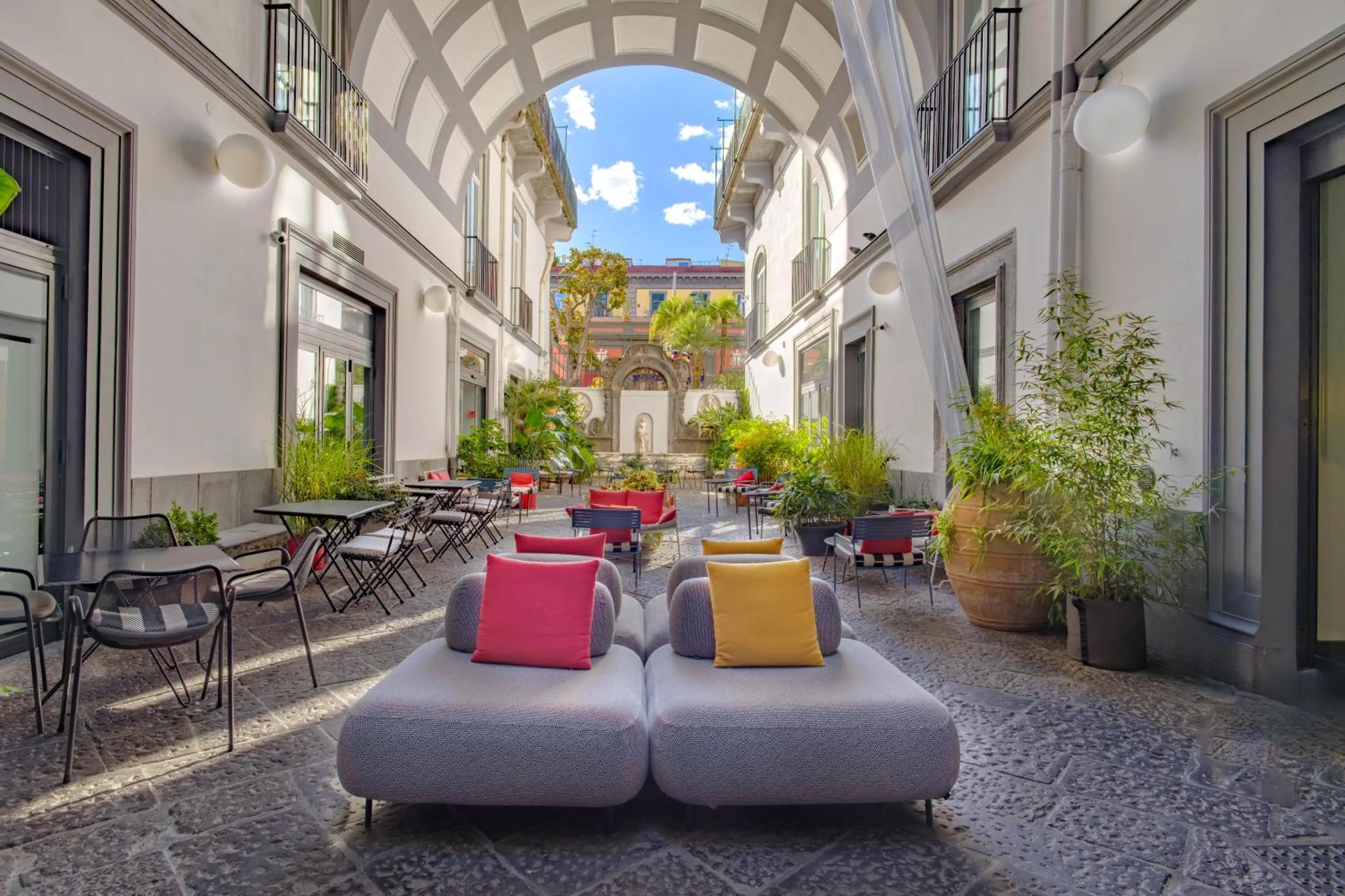 Inner courtyard view in Hotel Piazza Bellini & Apartments
