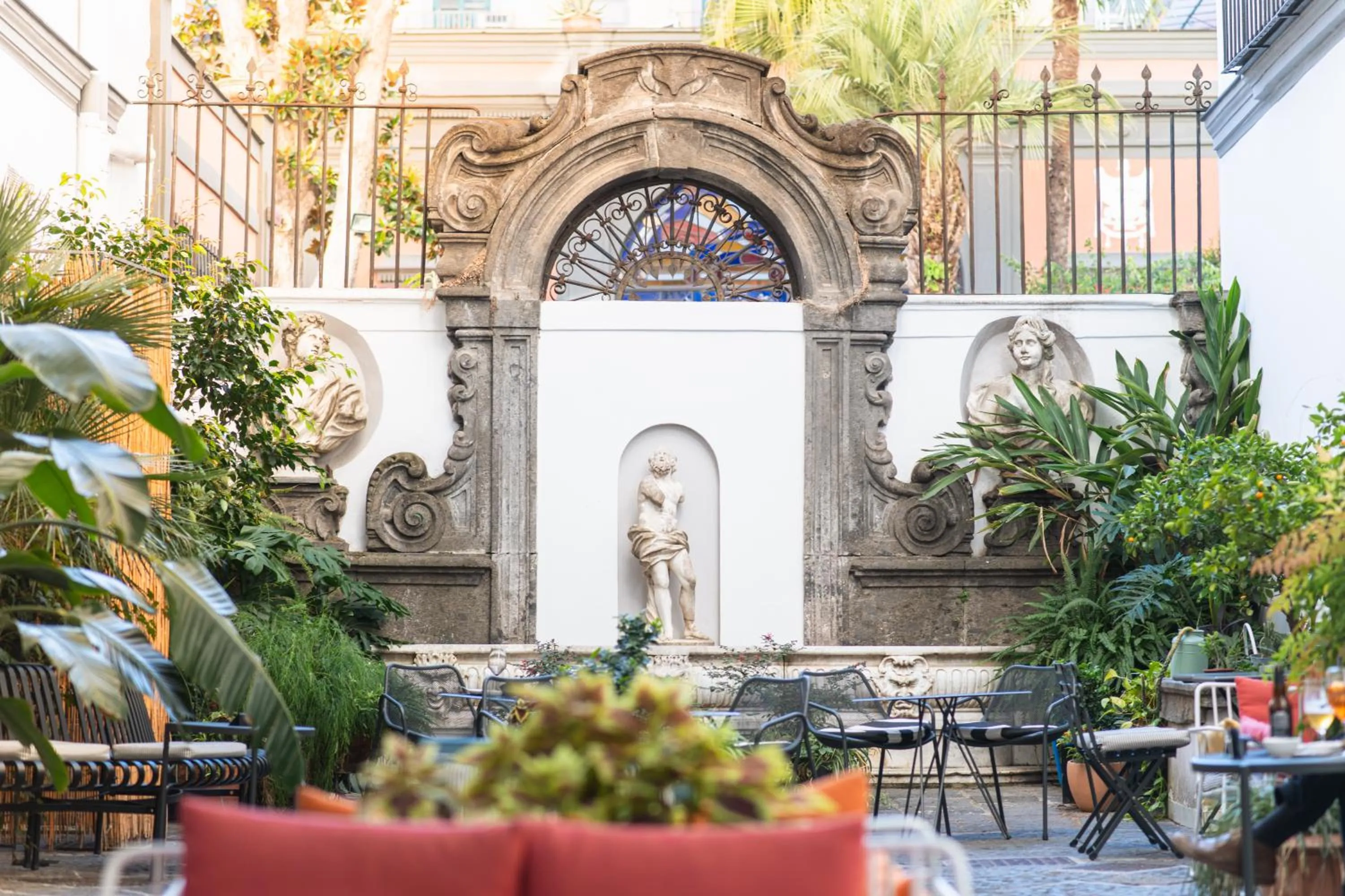 Inner courtyard view in Hotel Piazza Bellini & Apartments