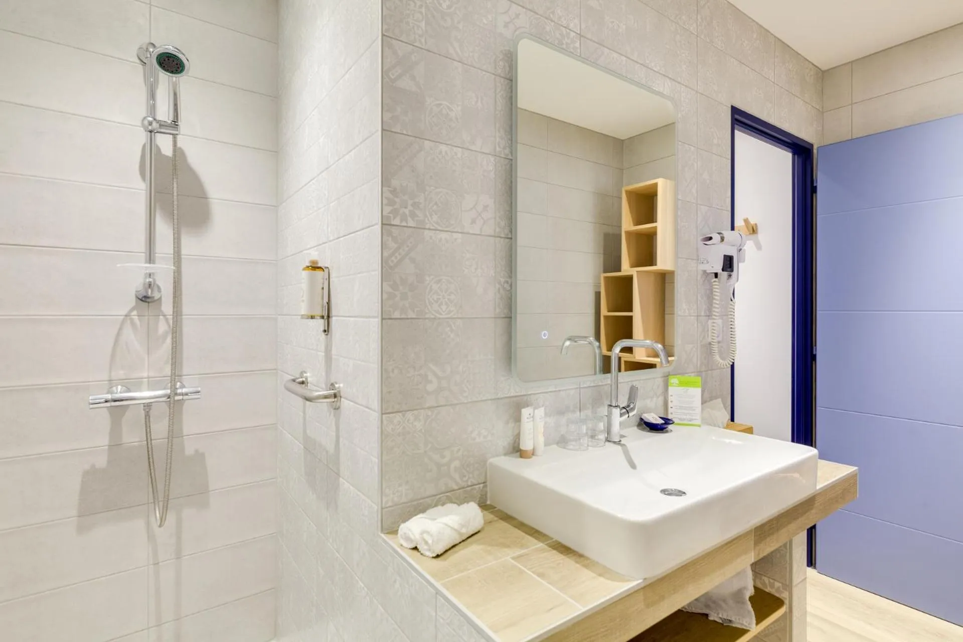 Shower in La Cachette