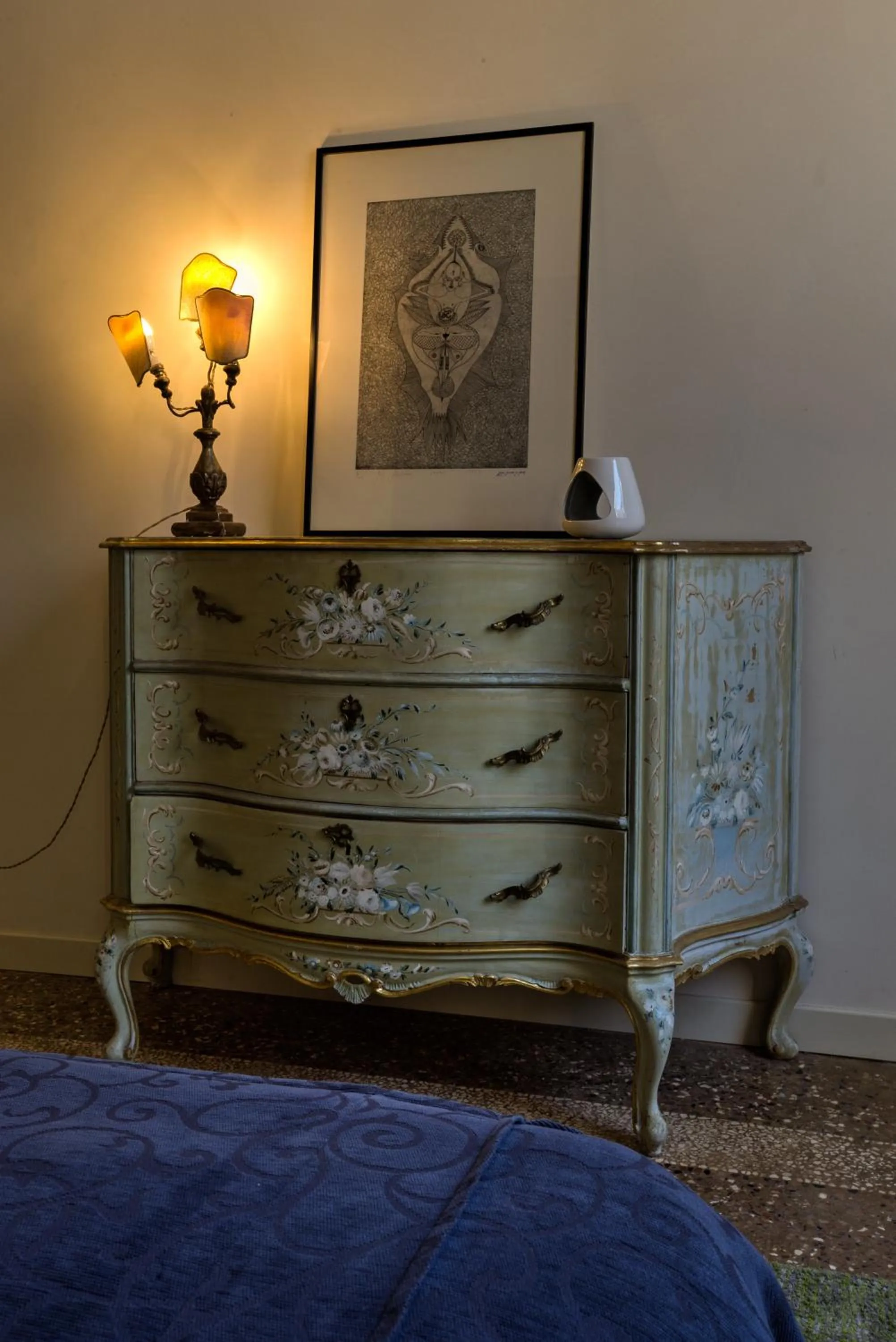 Decorative detail, Bed in Ca' della Corte Flats