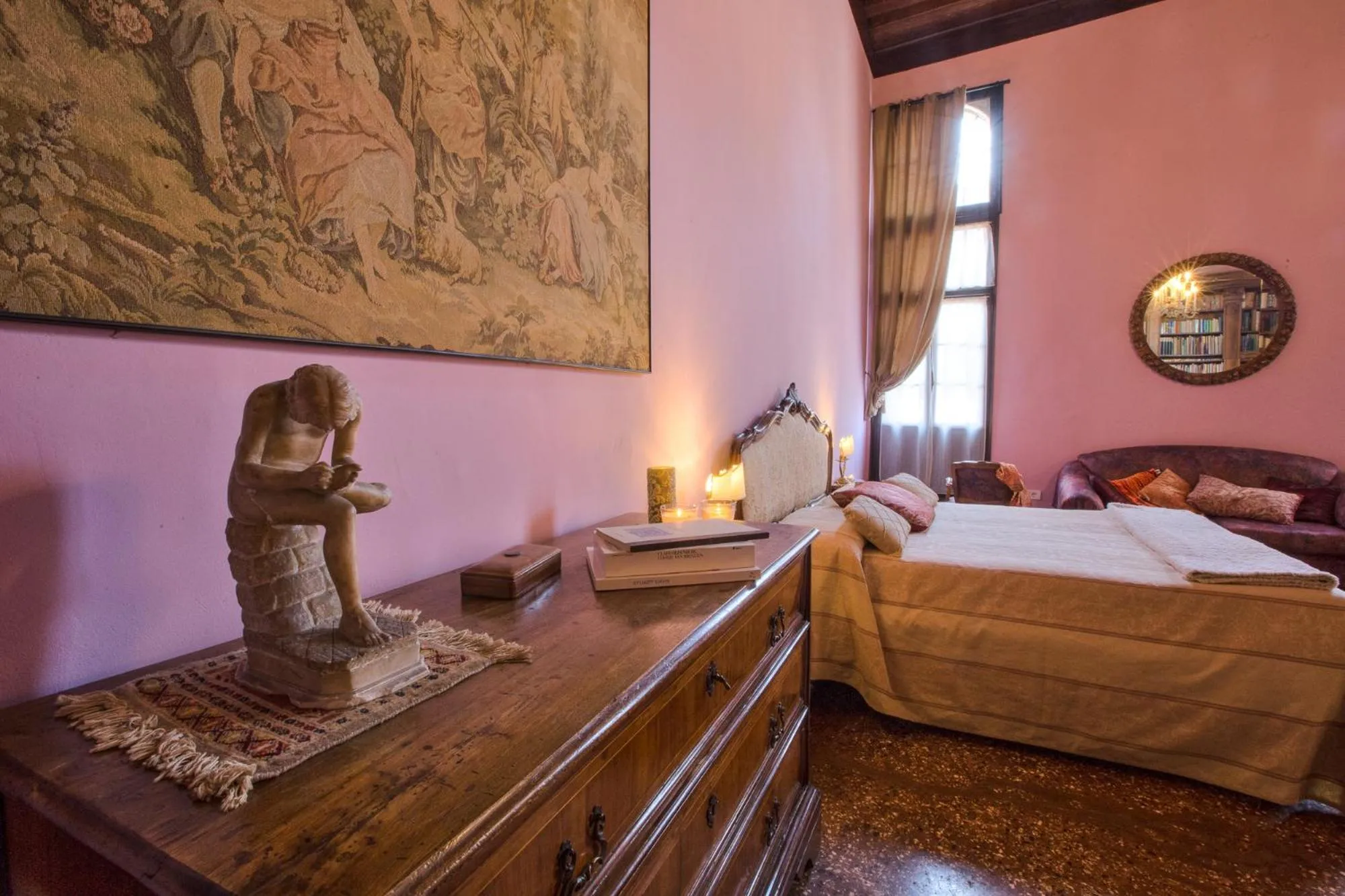 Decorative detail, Bed in Ca' della Corte Flats