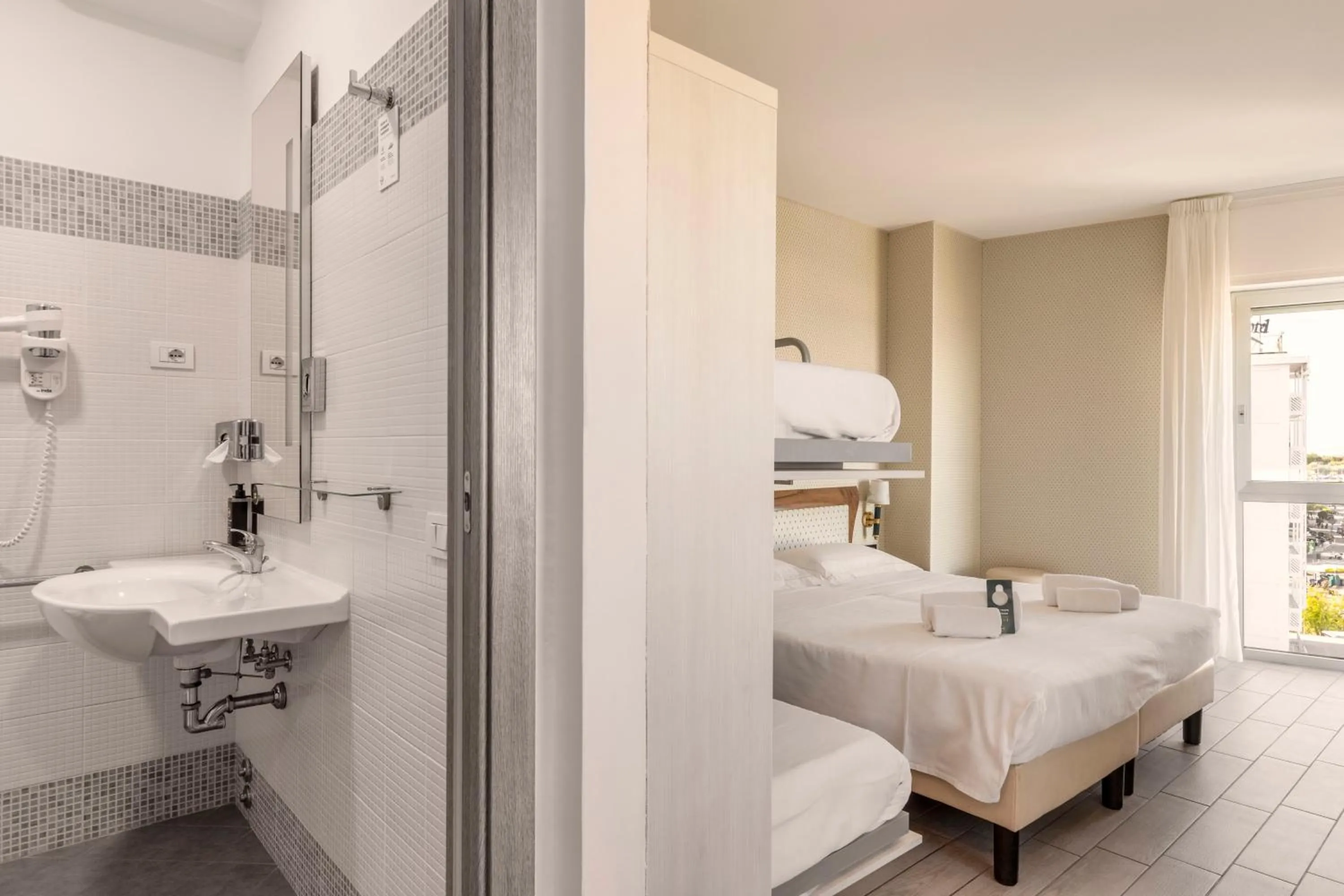 Quadruple Room with Sea View and Beach Access in B&B Hotel Chioggia Airone