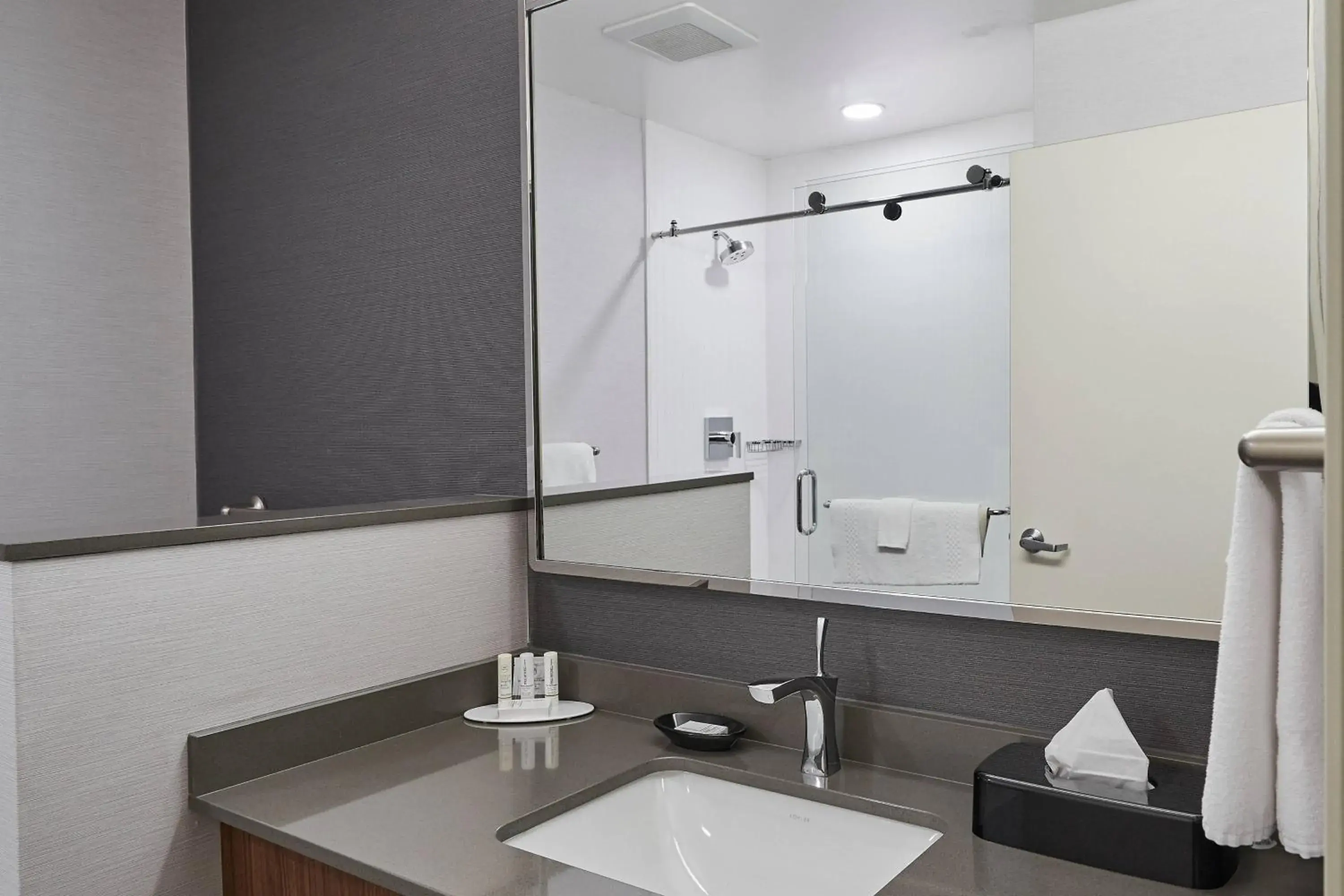 King Room with Sofa Bed in Courtyard Medford Airport King Room with Sofa Bed in Courtyard Medford Airport