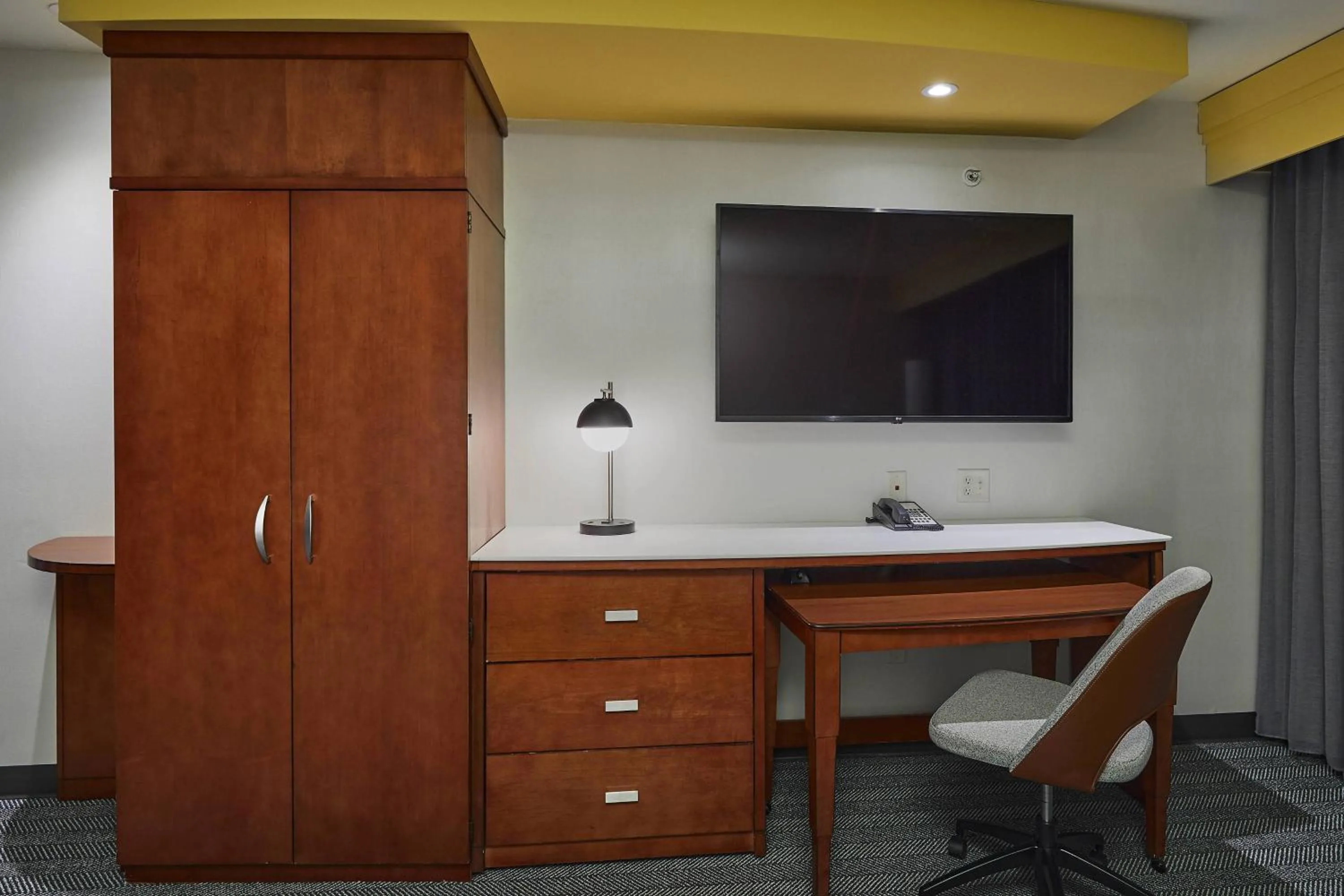 Photo of the whole room in Courtyard Medford Airport