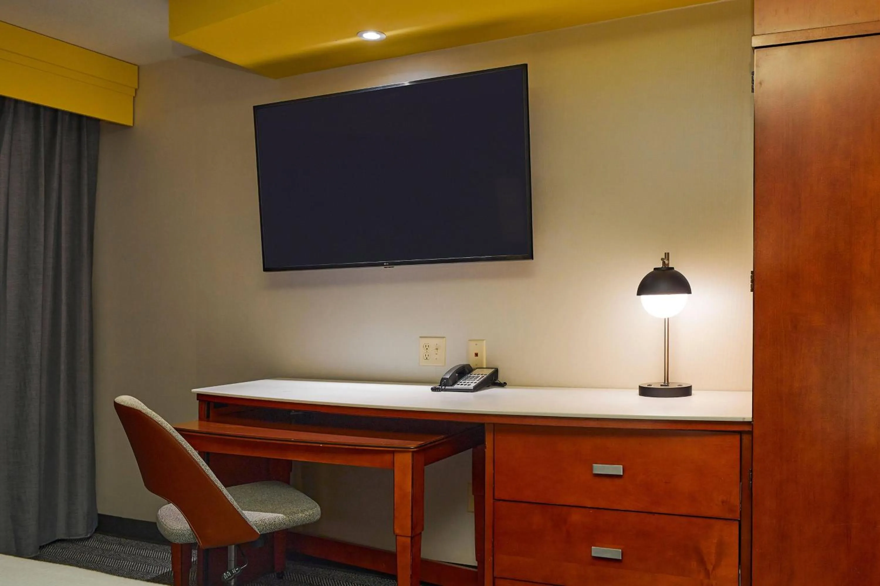 Photo of the whole room in Courtyard Medford Airport