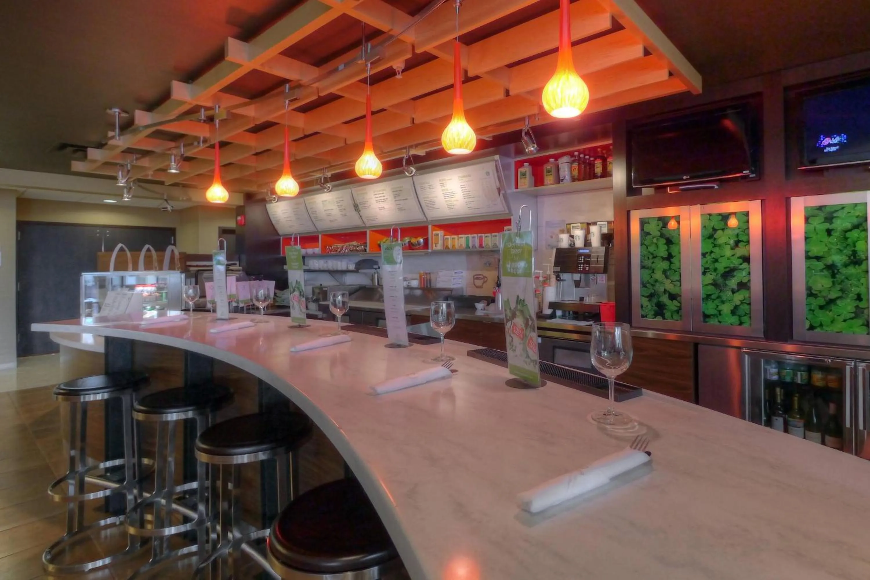 Restaurant/places to eat in Courtyard Medford Airport