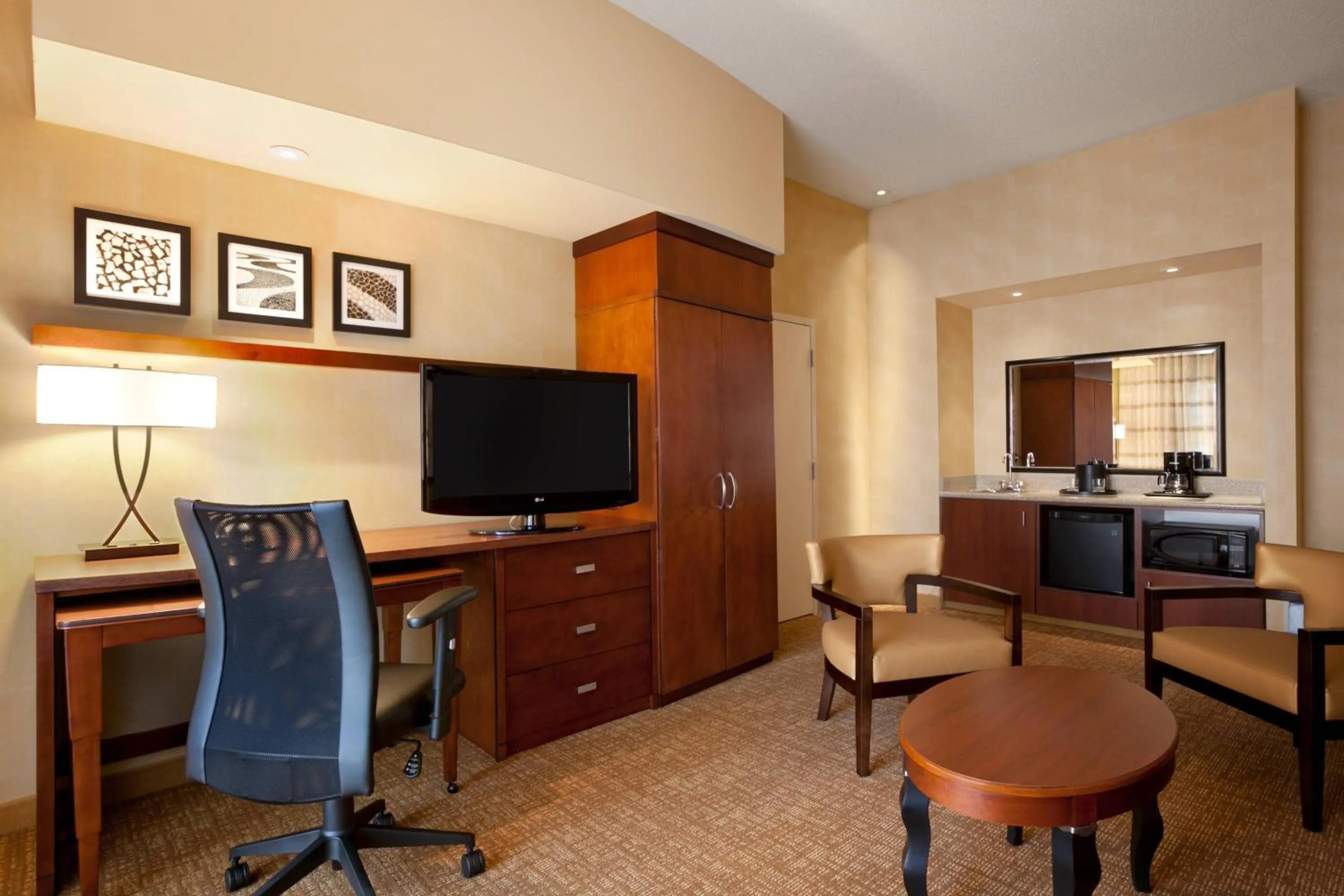 Living room in Courtyard by Marriott Junction City