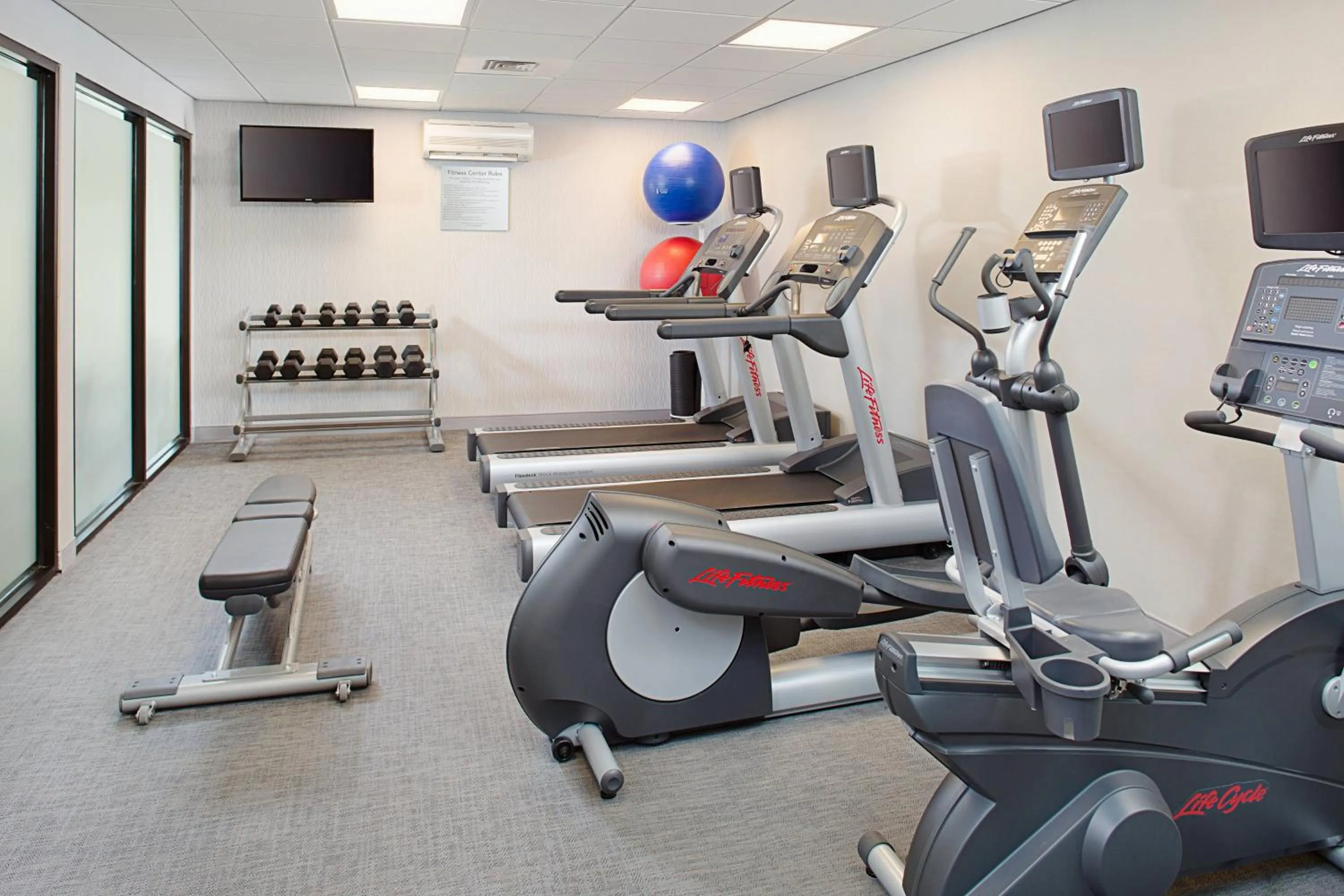 Fitness centre/facilities in Courtyard Manchester-Boston Regional Airport