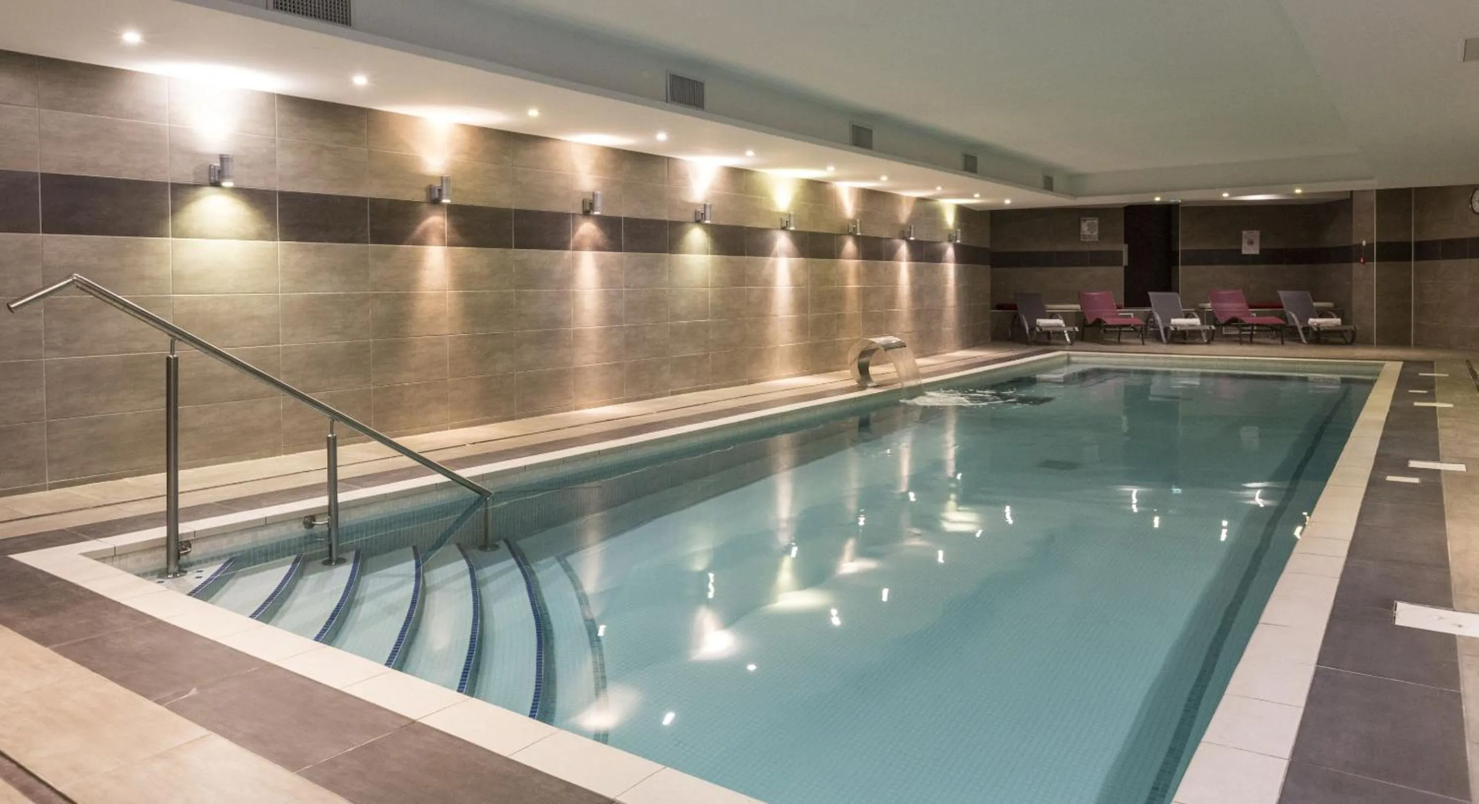 Swimming pool in Zenitude Swiss Apparthotels