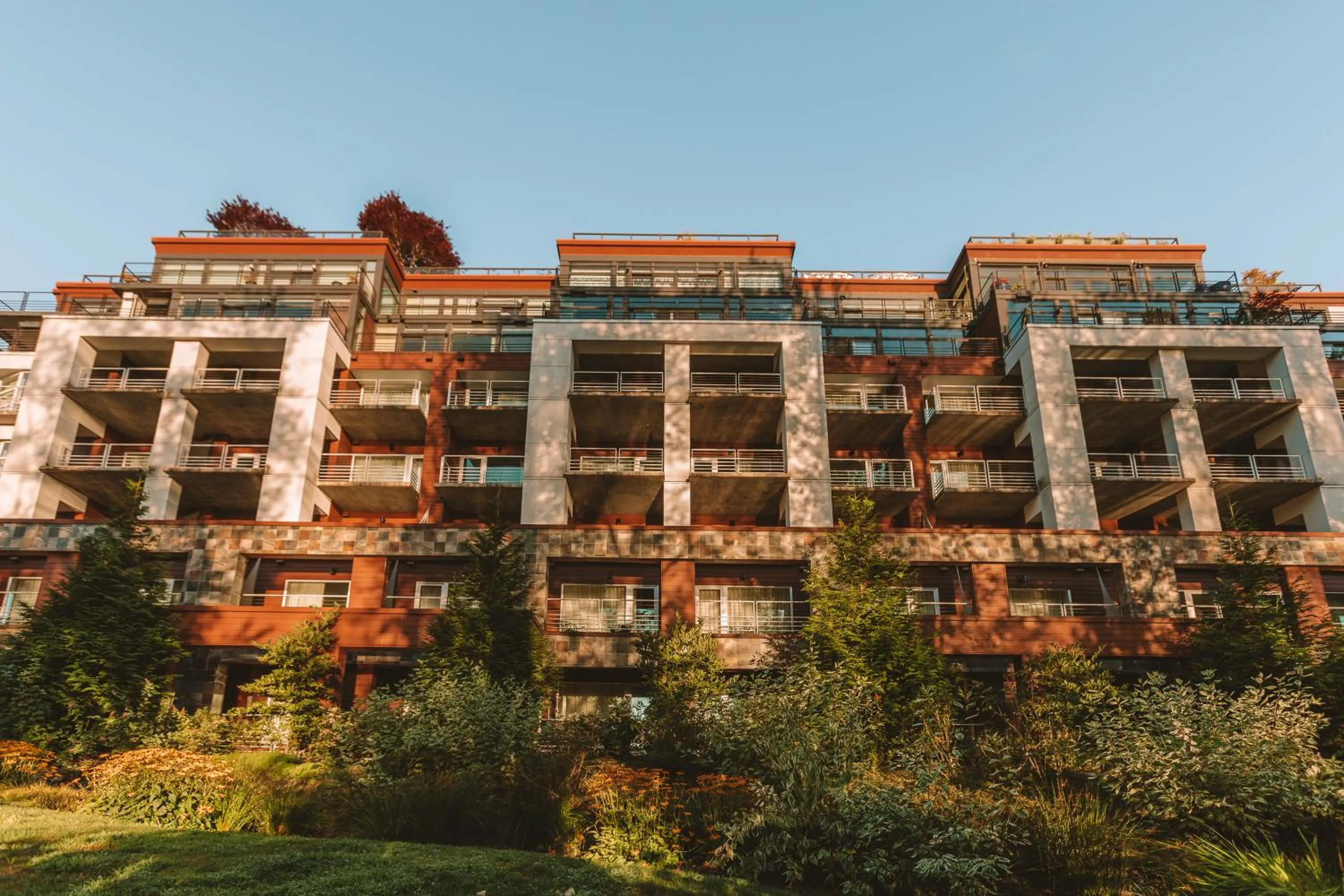 Facade/entrance in River's Edge Hotel Portland, Tapestry Collection by Hilton