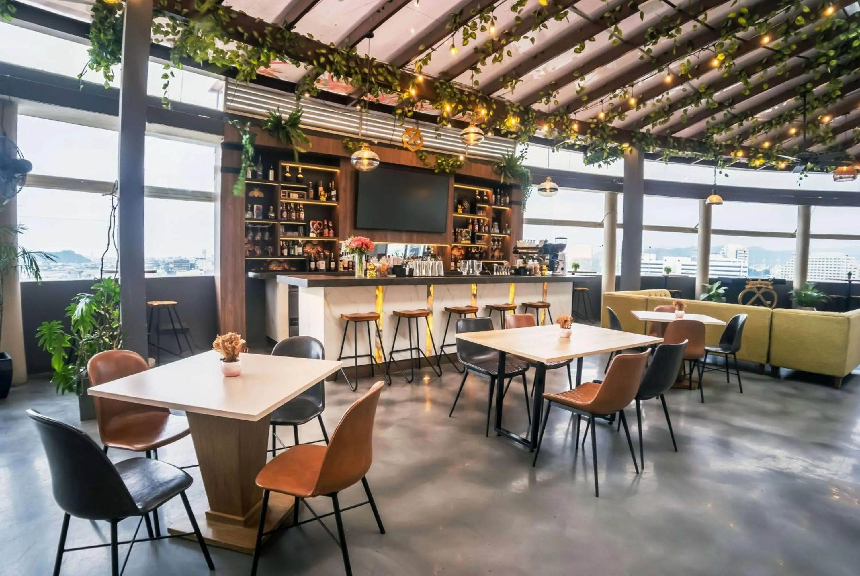 Lounge or bar in Wyndham Garden Guayaquil