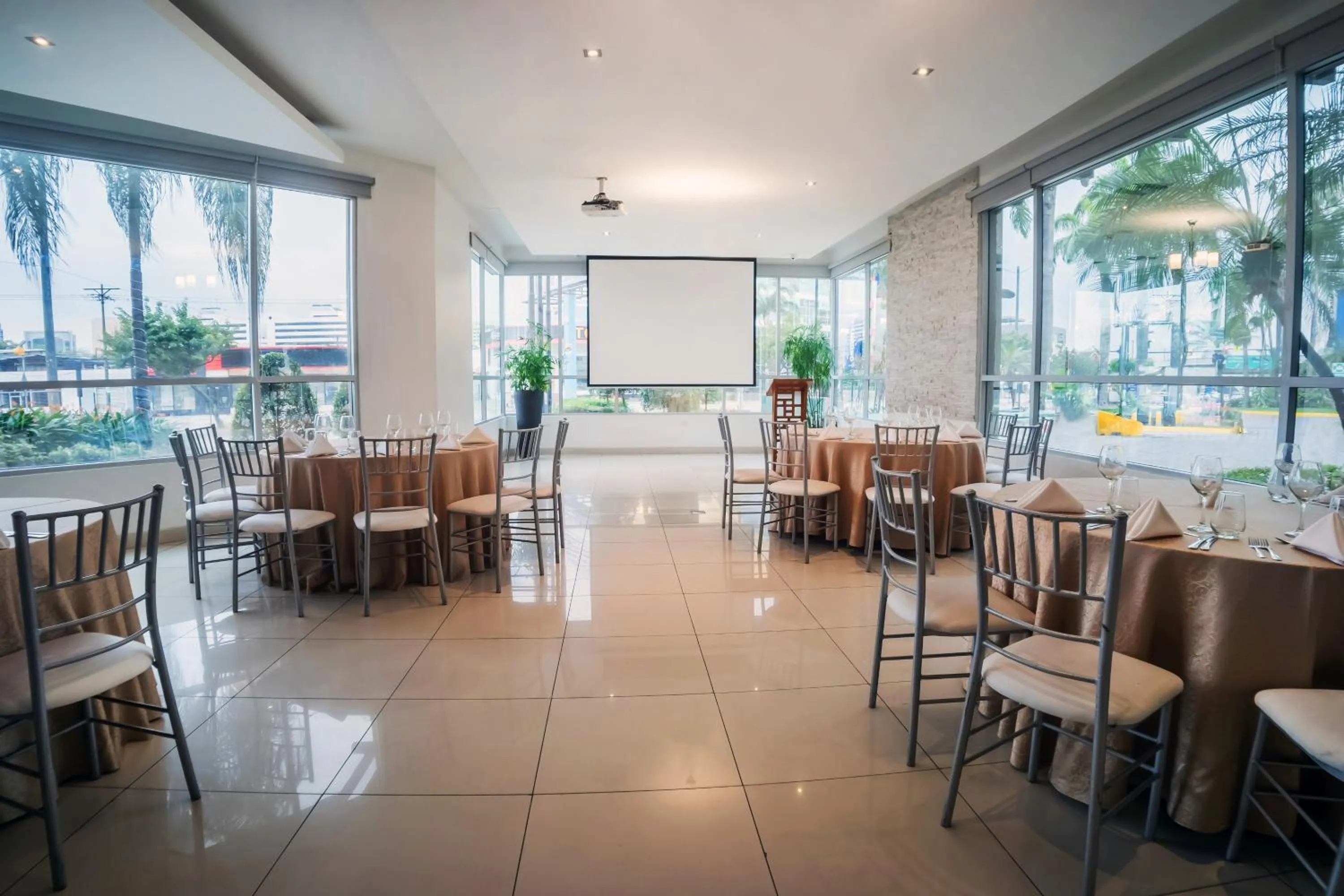 Restaurant/places to eat in Wyndham Garden Guayaquil