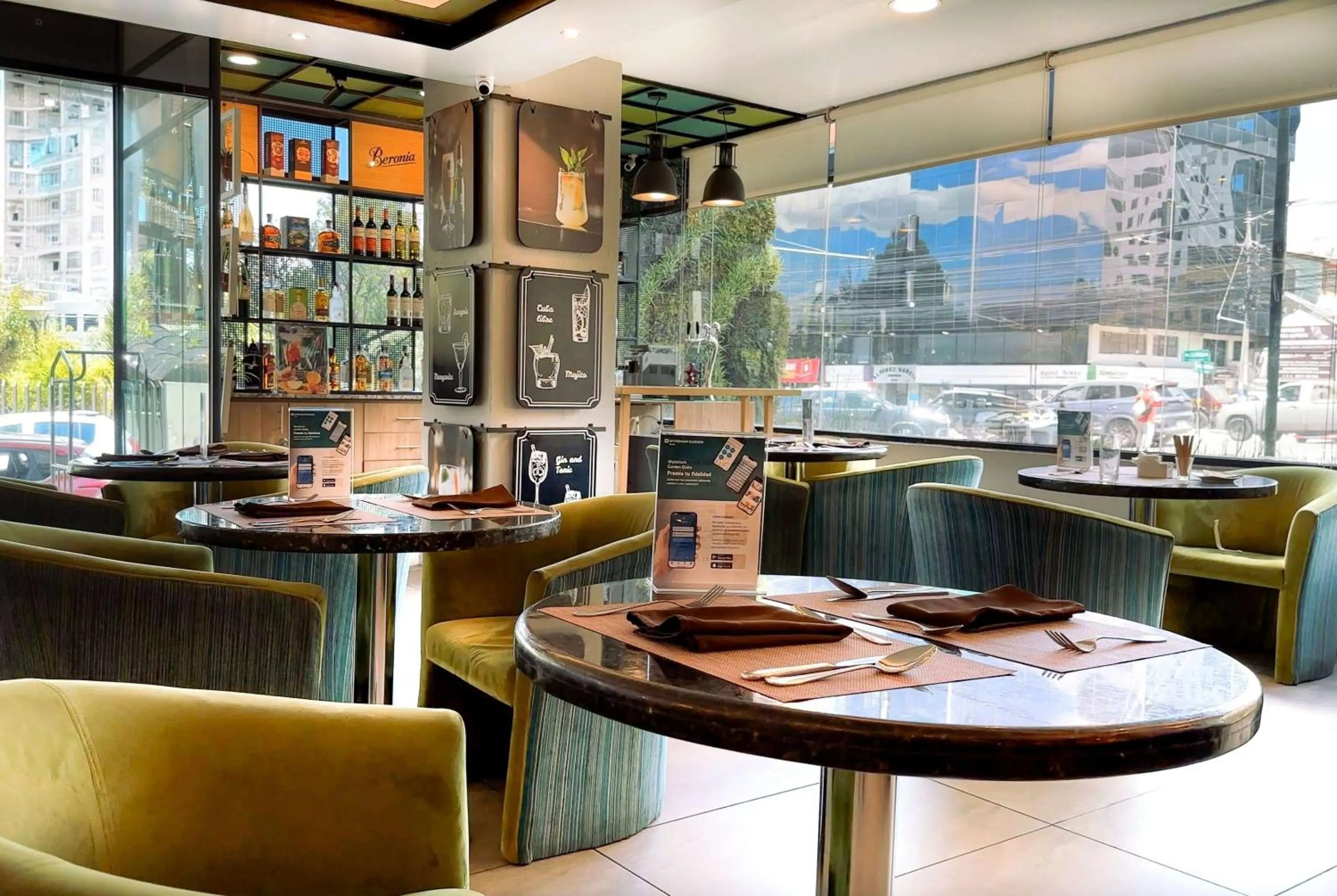 Restaurant/places to eat in Wyndham Garden Quito
