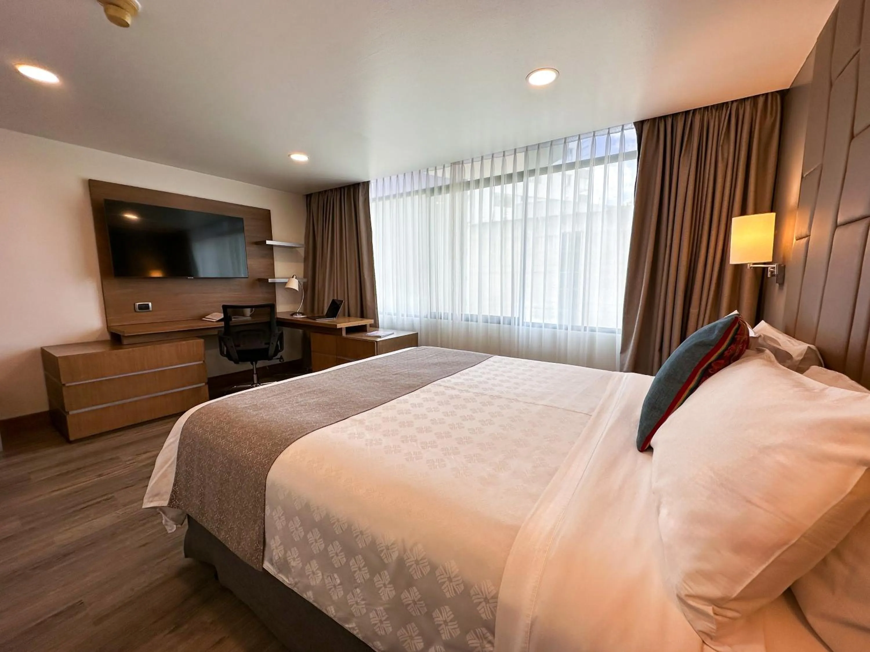 TV and multimedia, Bed in Wyndham Garden Quito