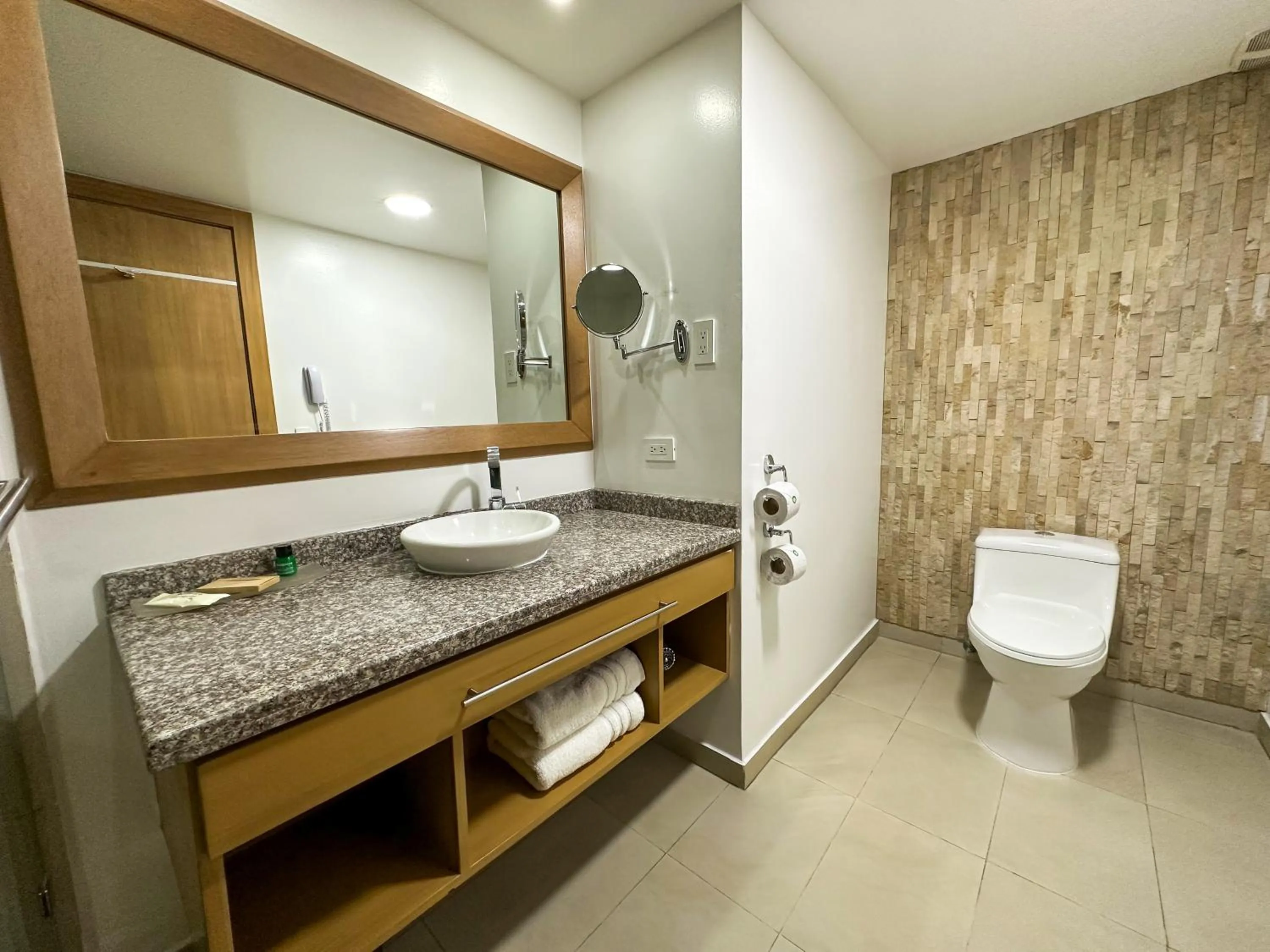 Toilet in Wyndham Garden Quito