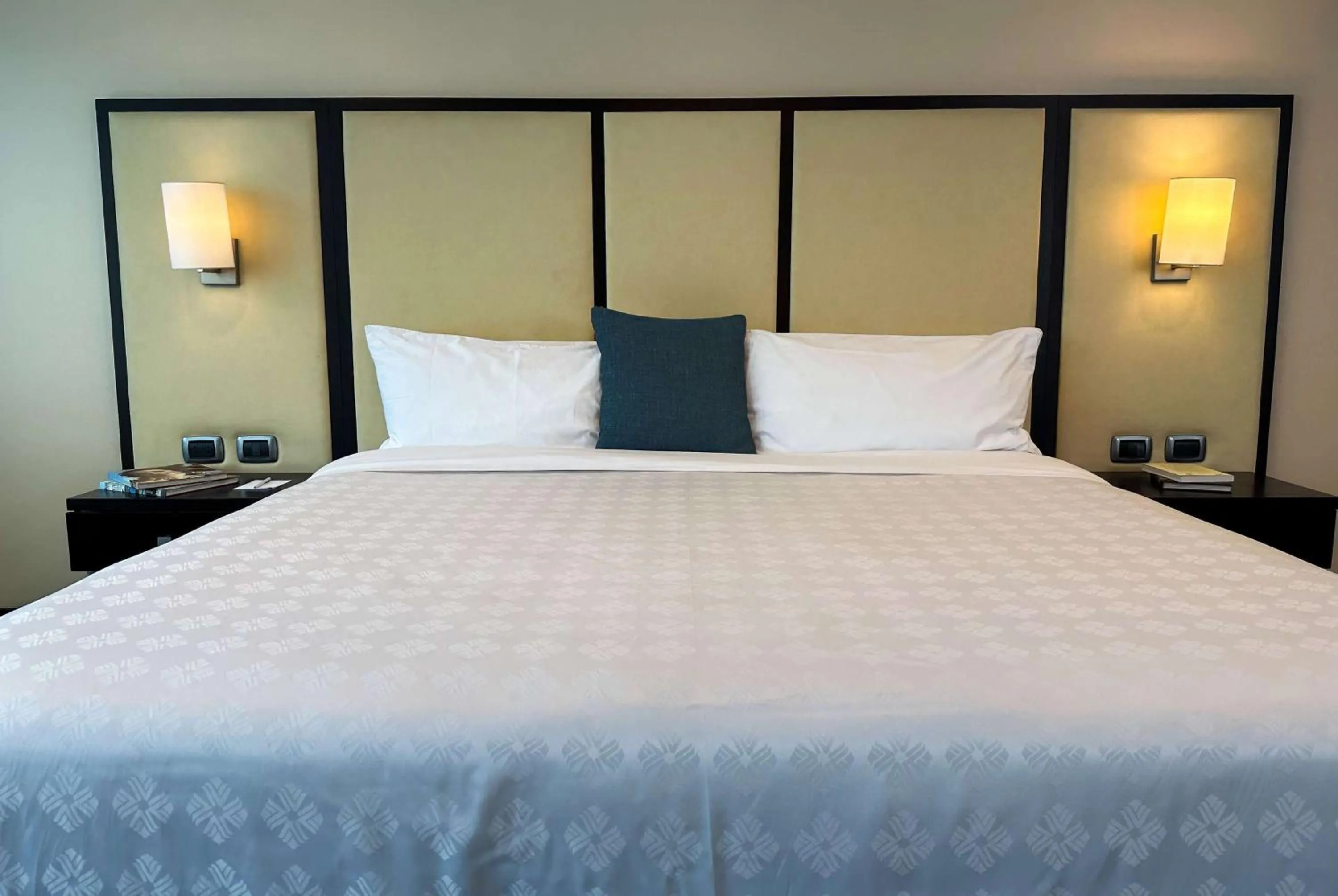 Photo of the whole room, Bed in Wyndham Garden Quito