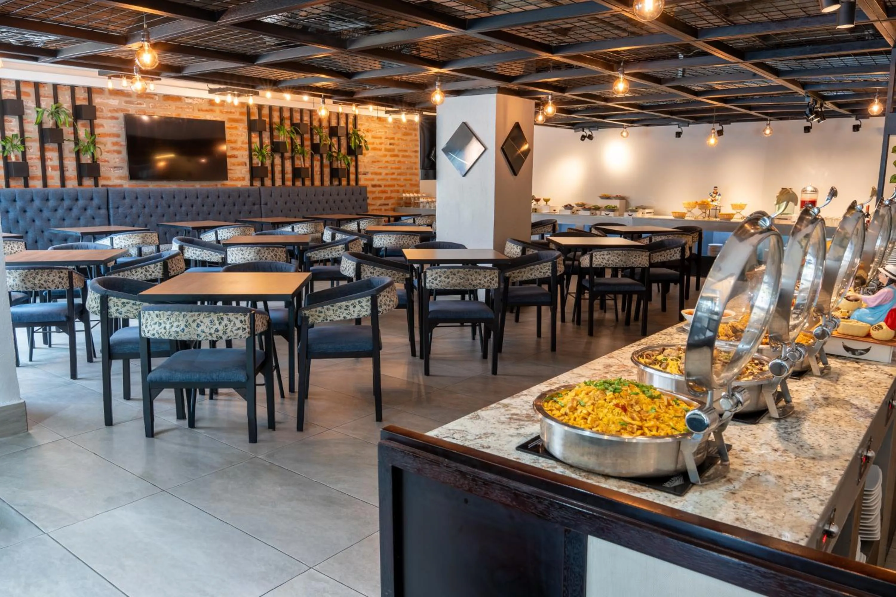 Restaurant/places to eat in Wyndham Garden Quito