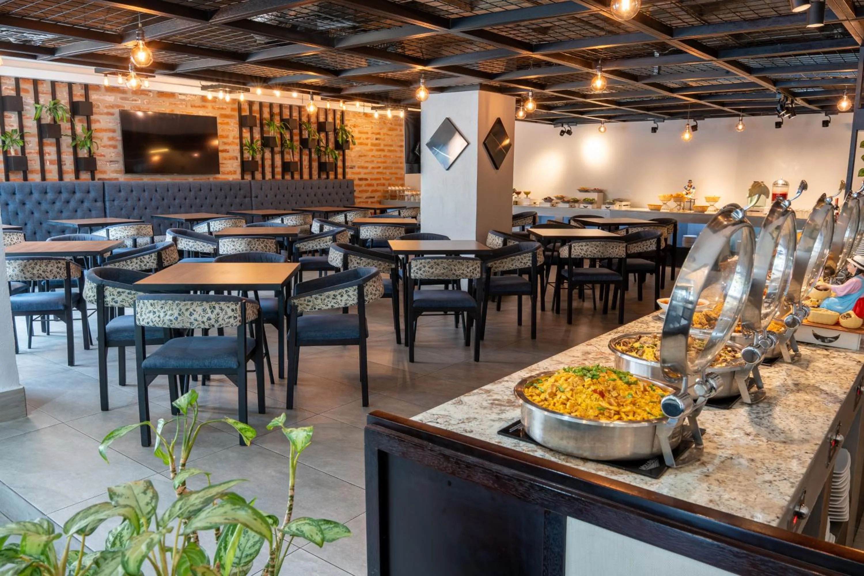 Restaurant/places to eat in Wyndham Garden Quito