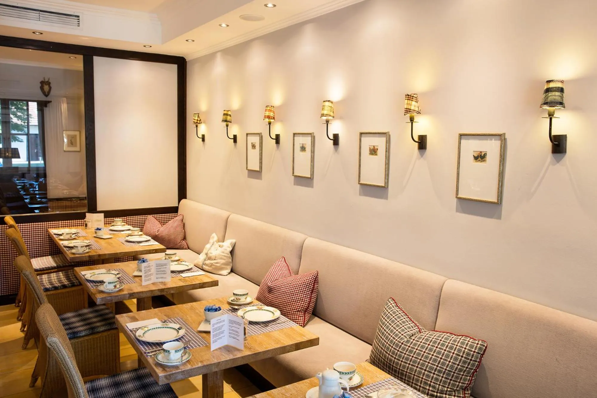 Breakfast in Tiemann's Hotel