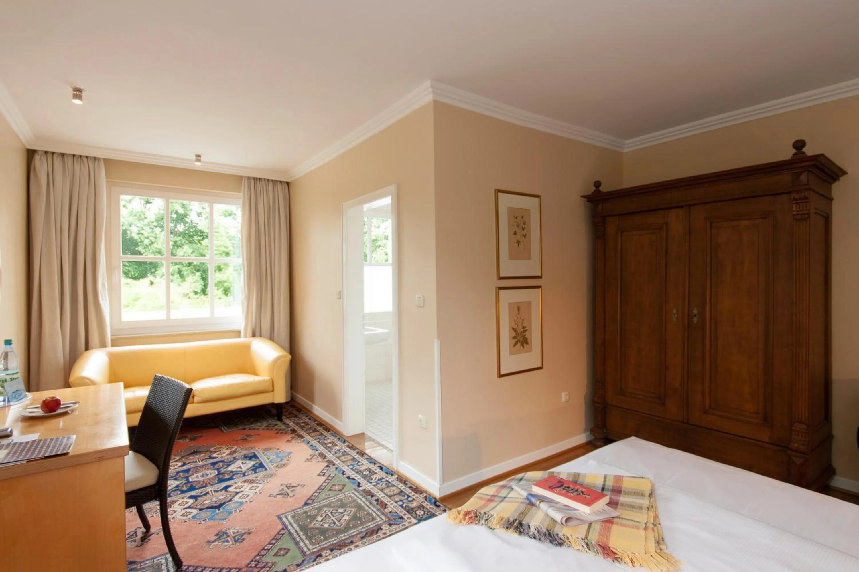 Photo of the whole room, Bed in Tiemann's Hotel