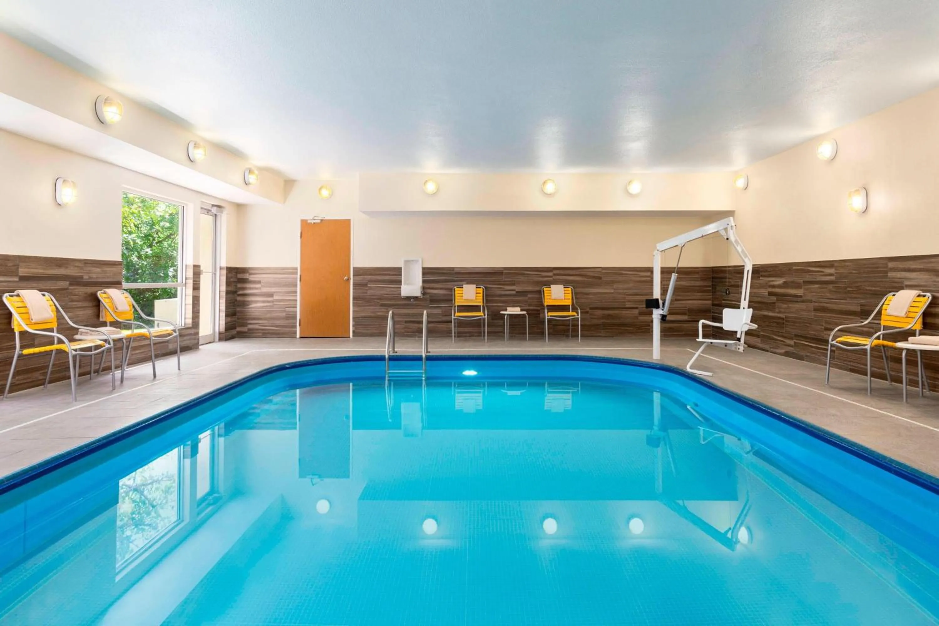 Swimming pool in Fairfield Inn Racine