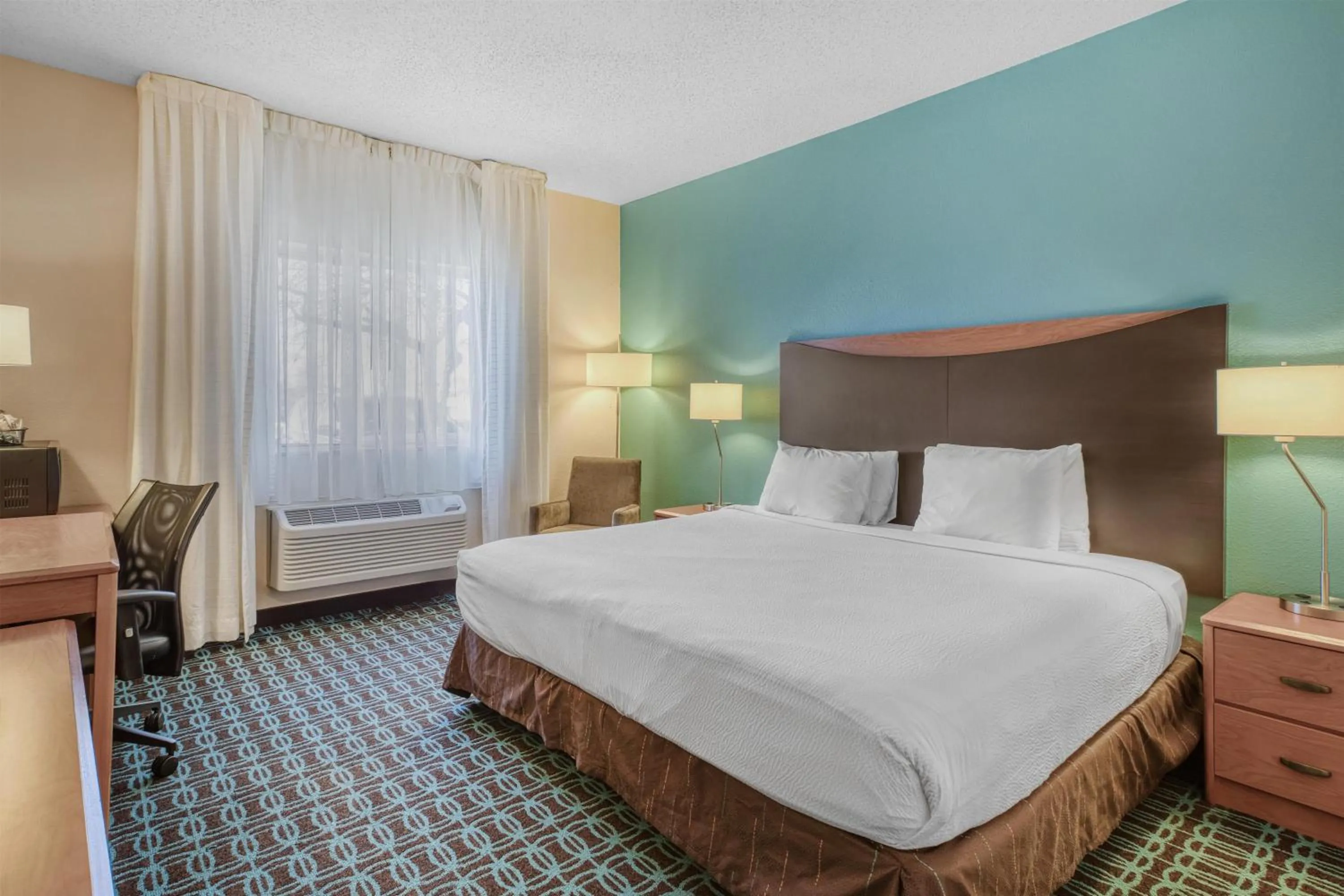 Bedroom, Bed in SureStay by Best Western Mount Pleasant Racine