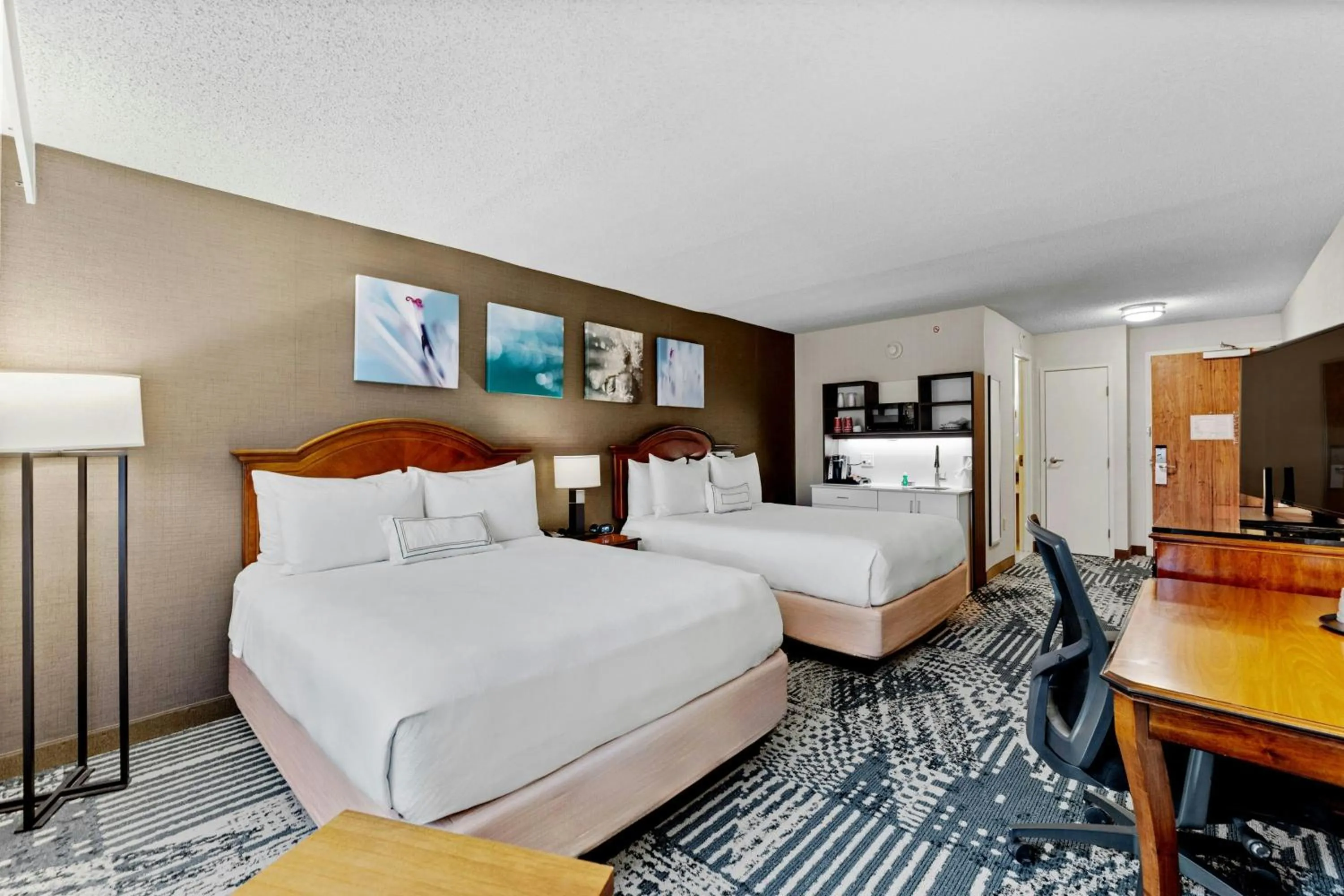 Photo of the whole room, Bed in Delta Hotels by Marriott Mount Pleasant